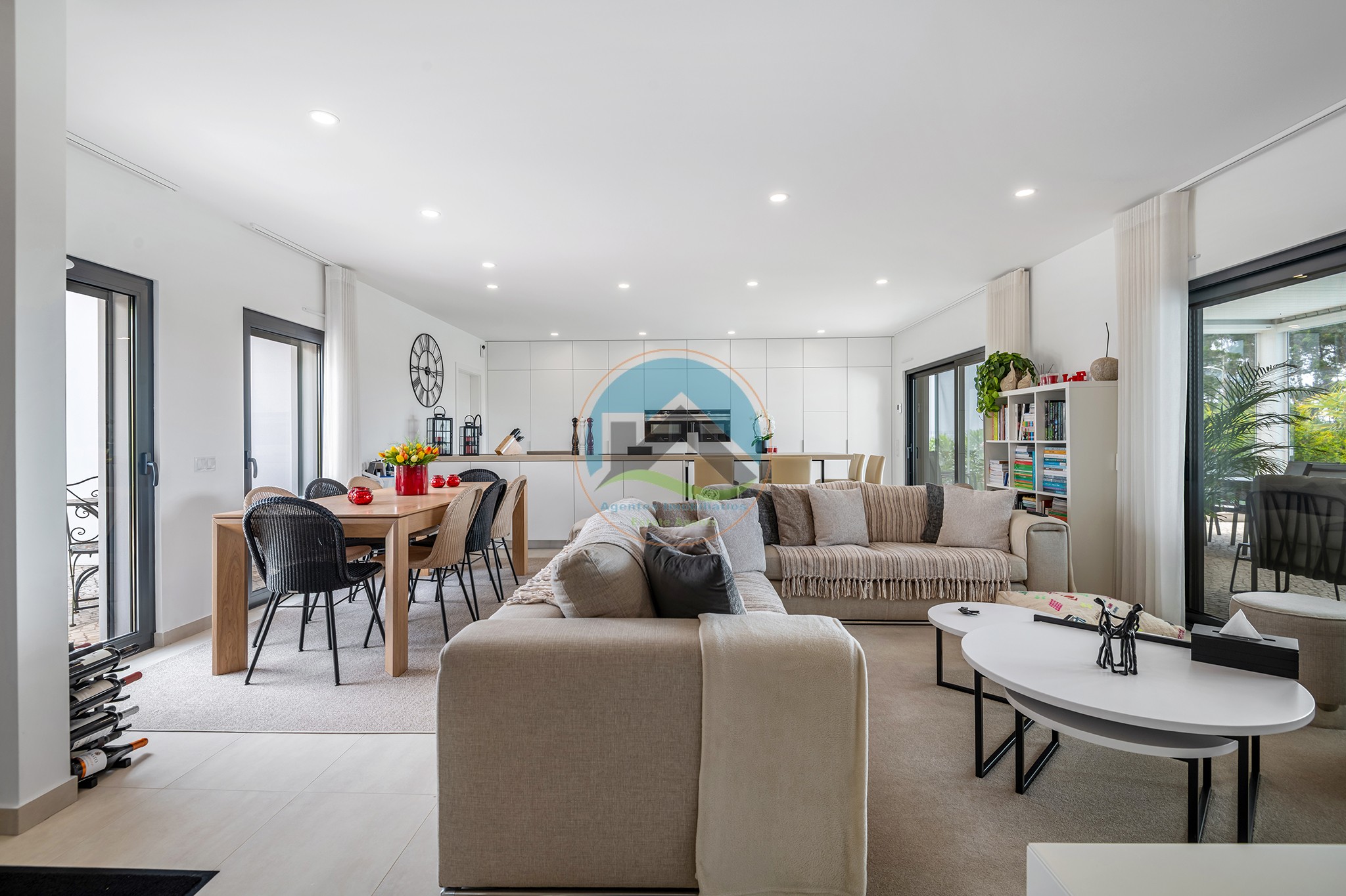 Moradia de luxo contemporânea com tecnologia de ponta, junto — Photo 7
