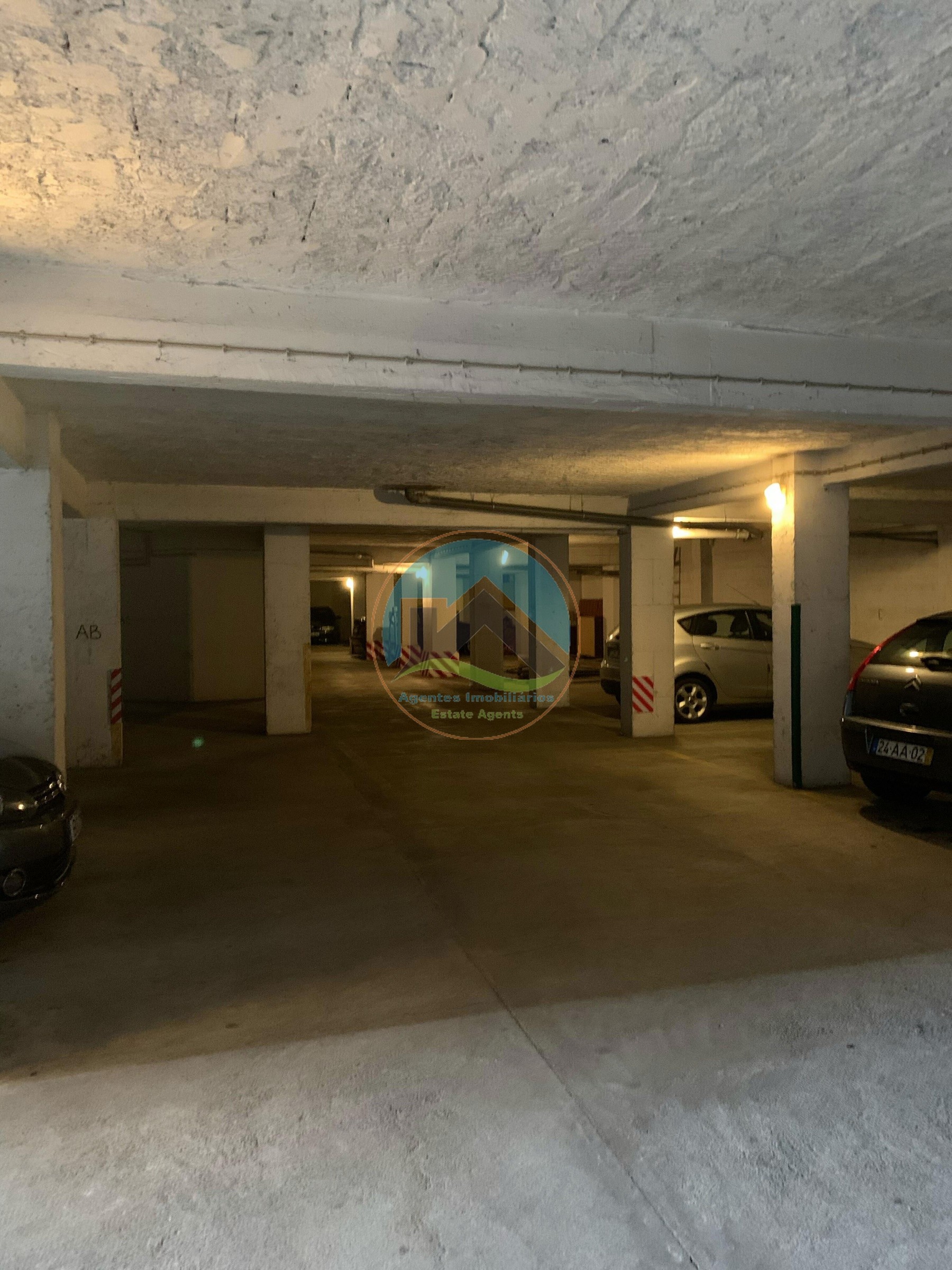 Stellplatz im Untergeschoss - Caldas da Rainha — Photo 3