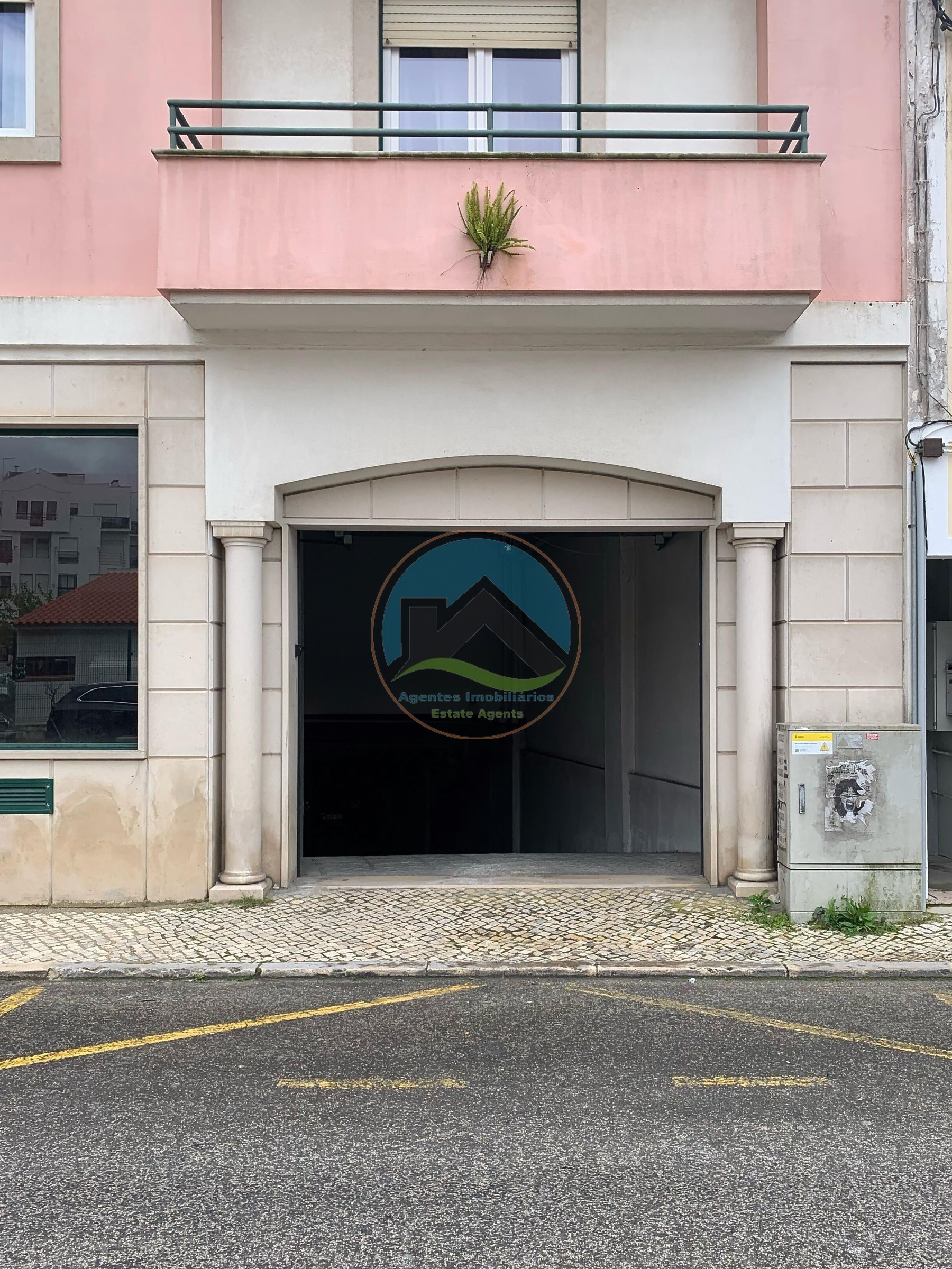 Stellplatz im Untergeschoss - Caldas da Rainha — Photo 1