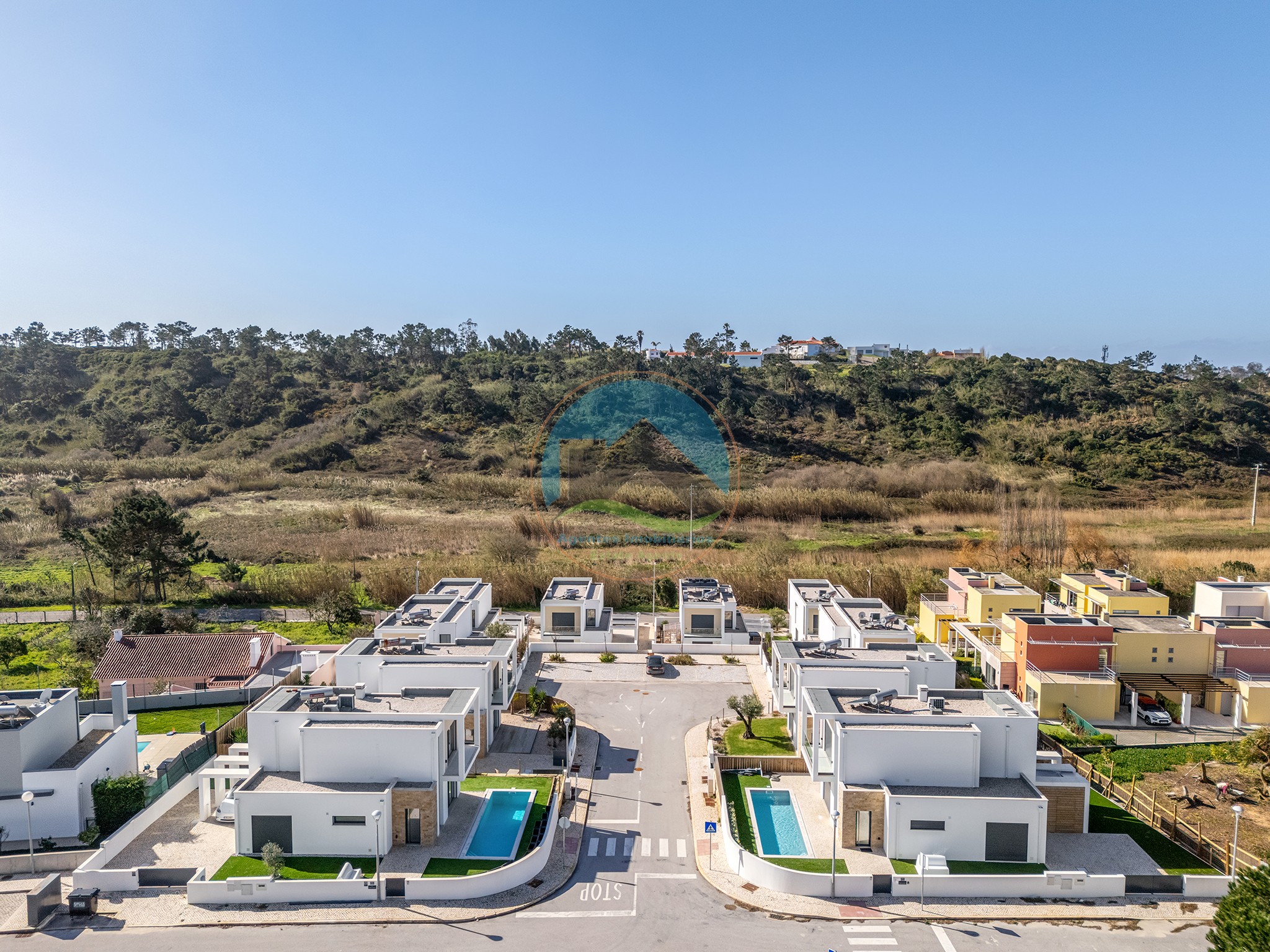 Casa di architettura moderna con piscina privata — Photo 36
