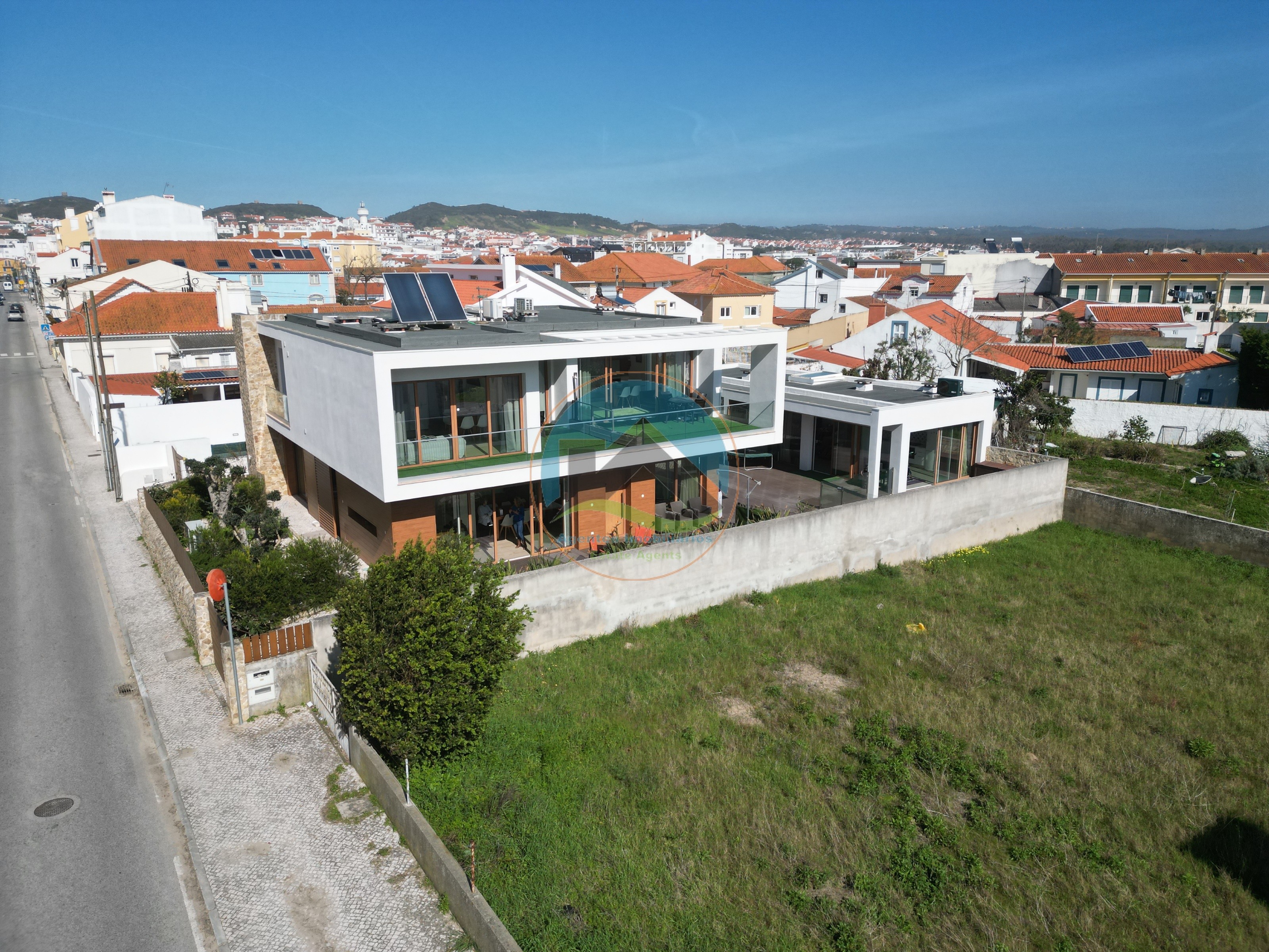 Moradia T4 com Piscina e com Unidades Independentes localizada — Photo 3