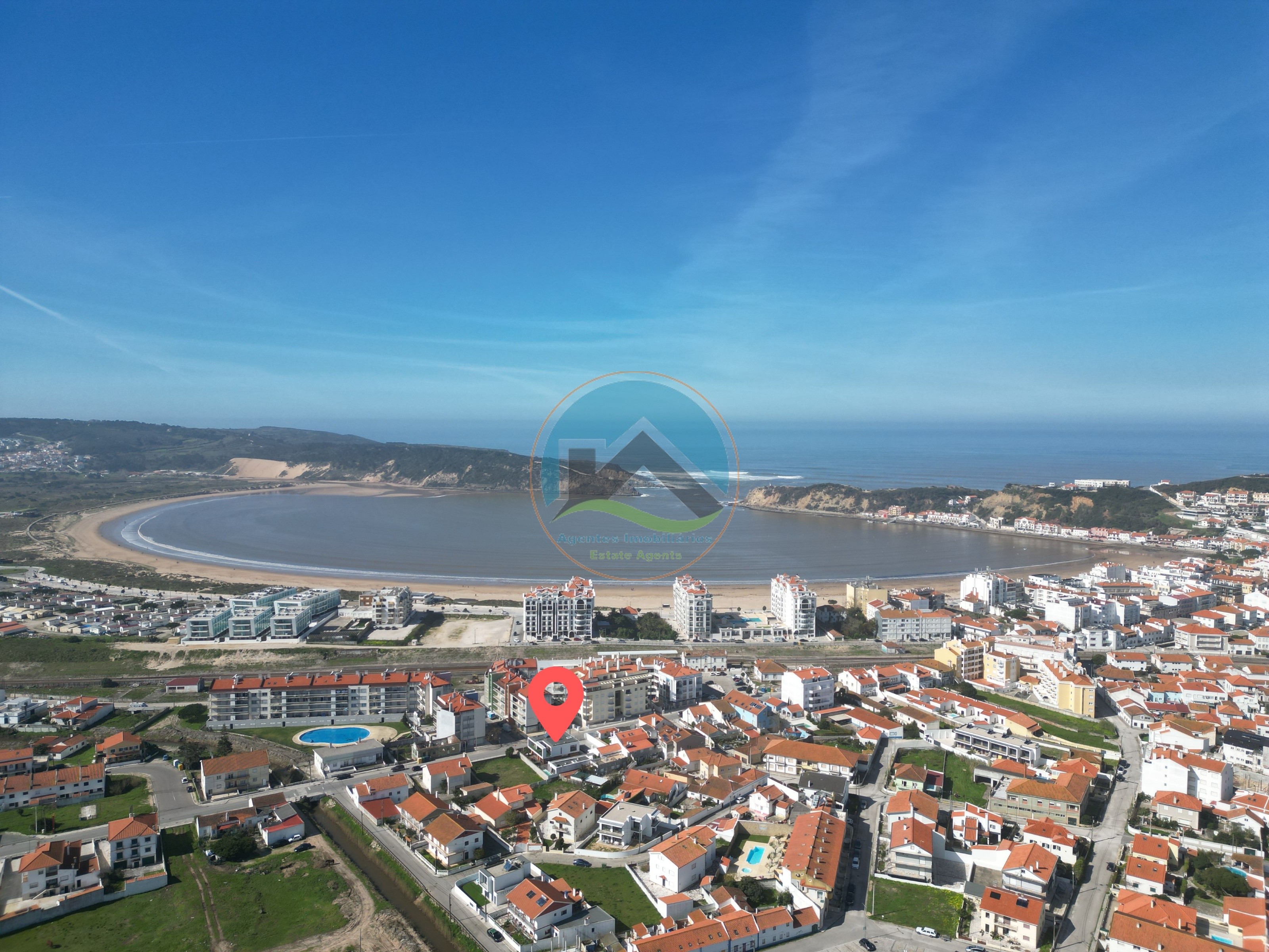 Moradia T4 com Piscina e com Unidades Independentes localizada — Photo 1