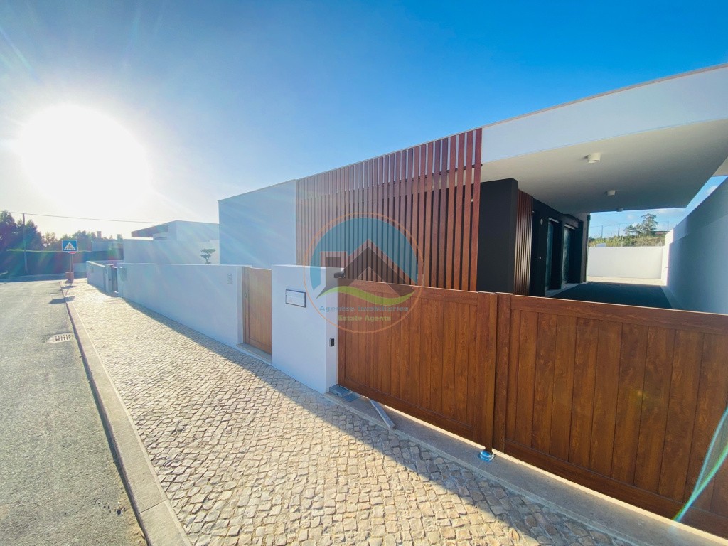 Moradia T2 térrea de qualidade superior com cave - inserida em Urbanização junto da praia e mar — Photo 16