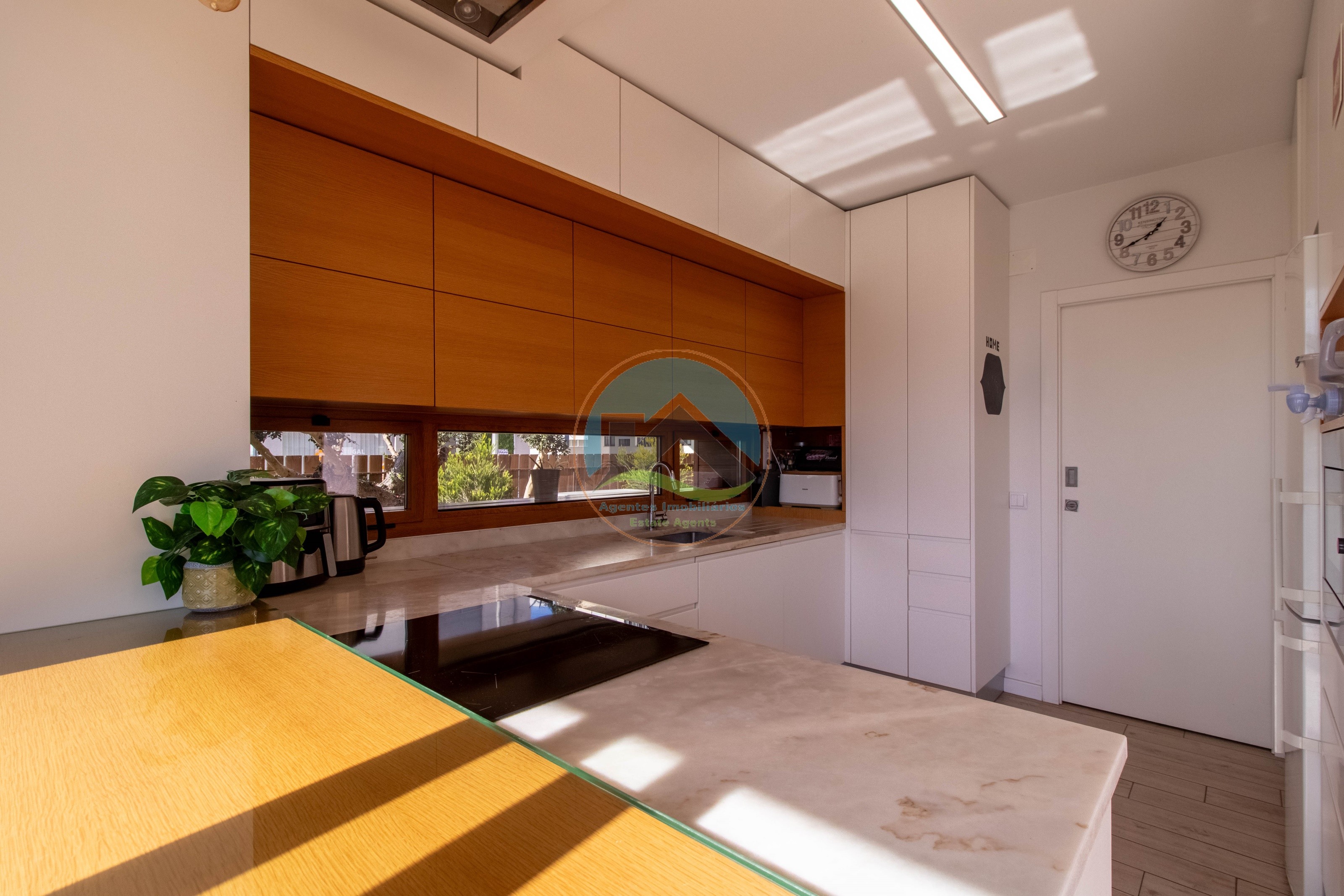 Moradia T4 com Piscina e com Unidades Independentes localizada — Photo 10
