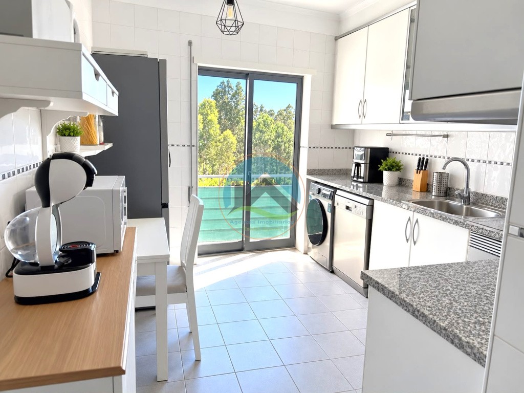 Apartamento T2 renovado com varanda e lugar de estacionamento - Caldas da Rainha — Photo 4