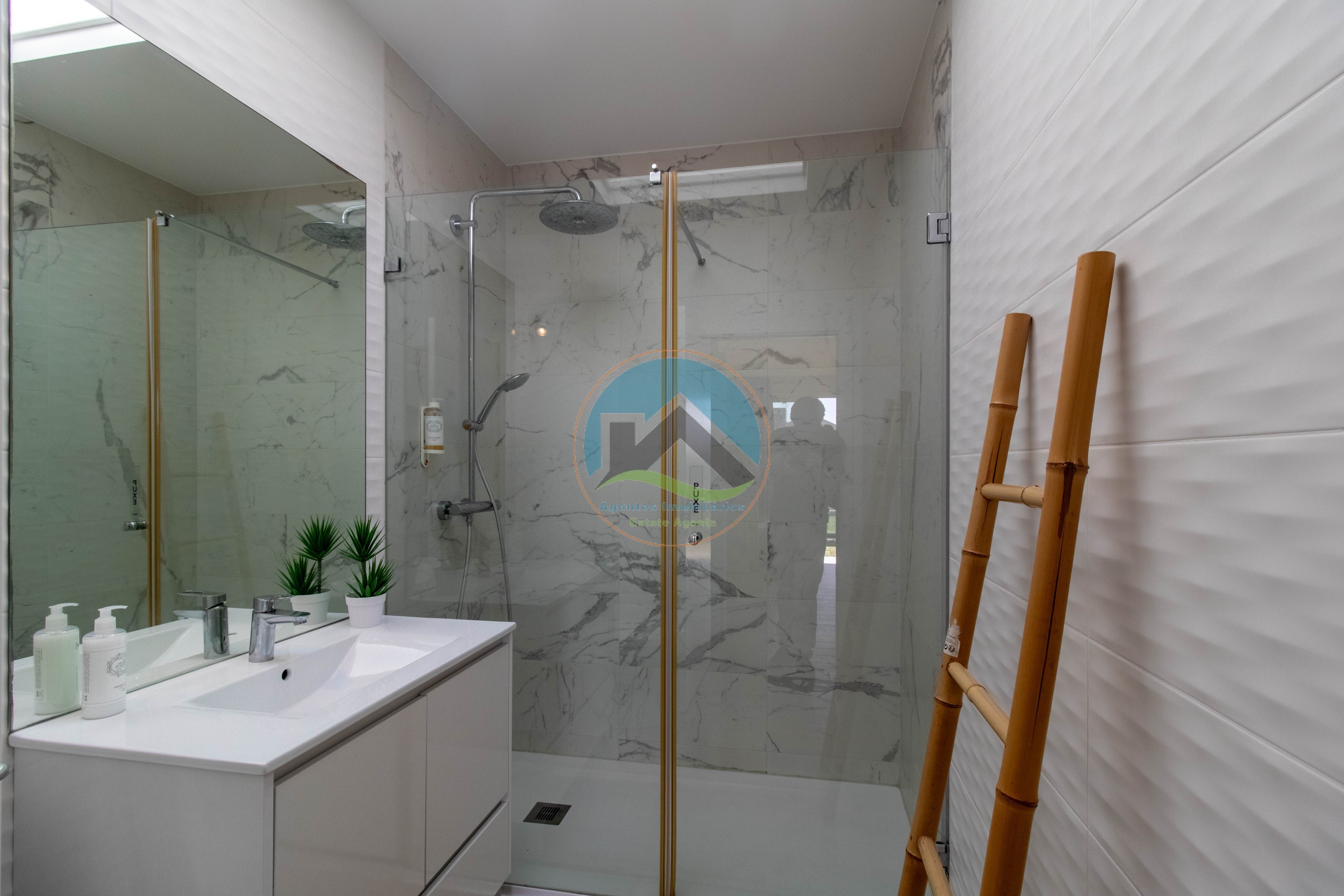 Moradia T4 com Piscina e com Unidades Independentes localizada — Photo 31