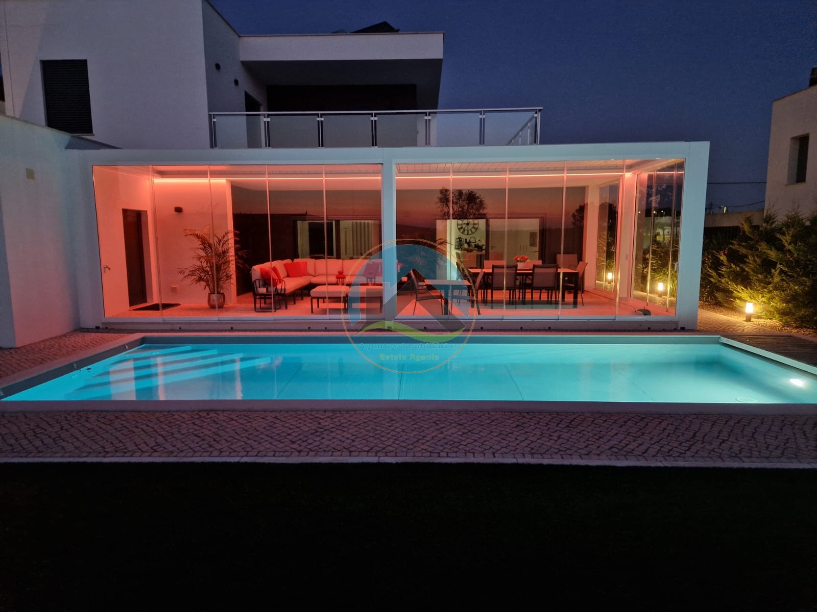 Moradia de luxo contemporânea com tecnologia de ponta, junto — Photo 36