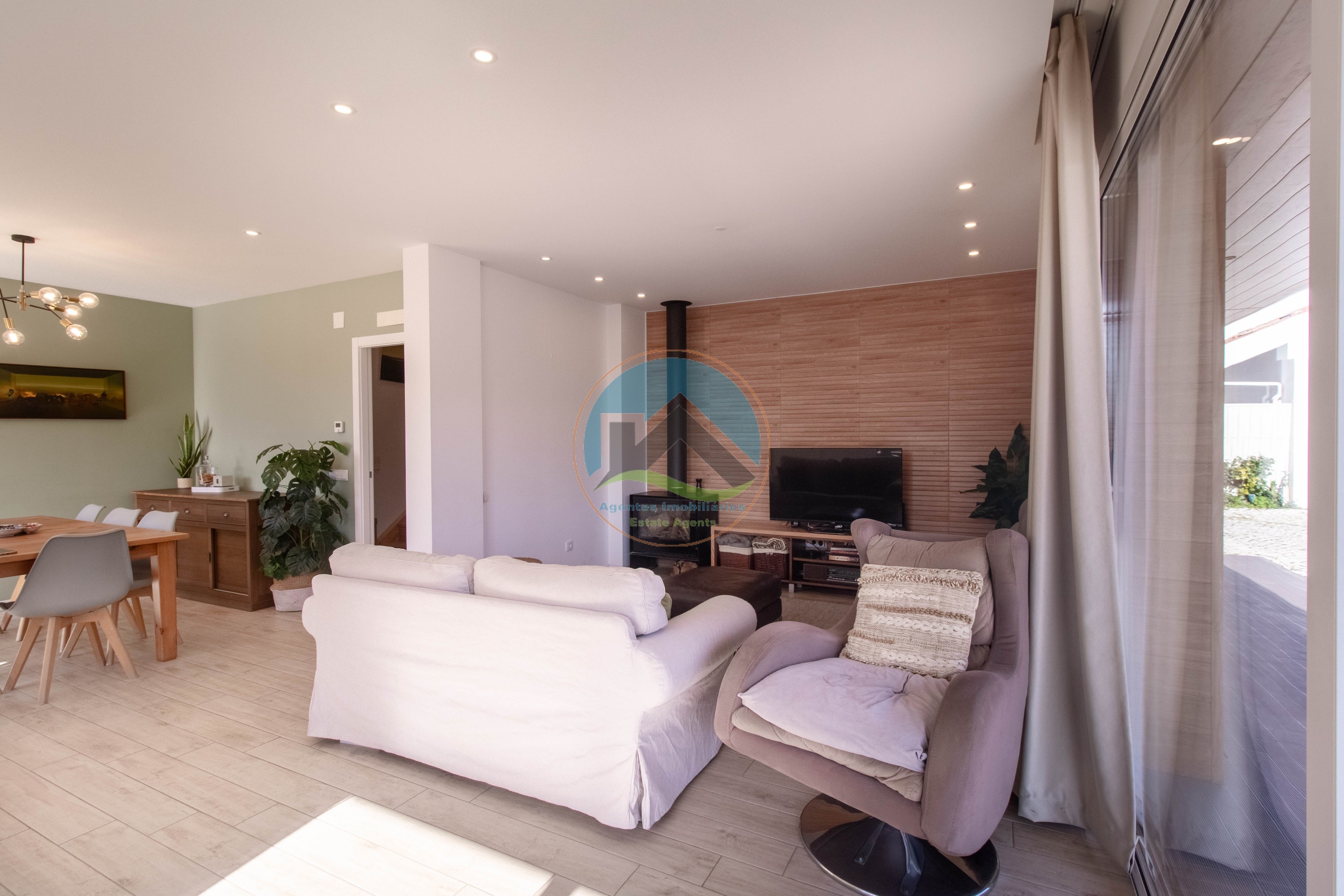 Moradia T4 com Piscina e com Unidades Independentes localizada — Photo 7