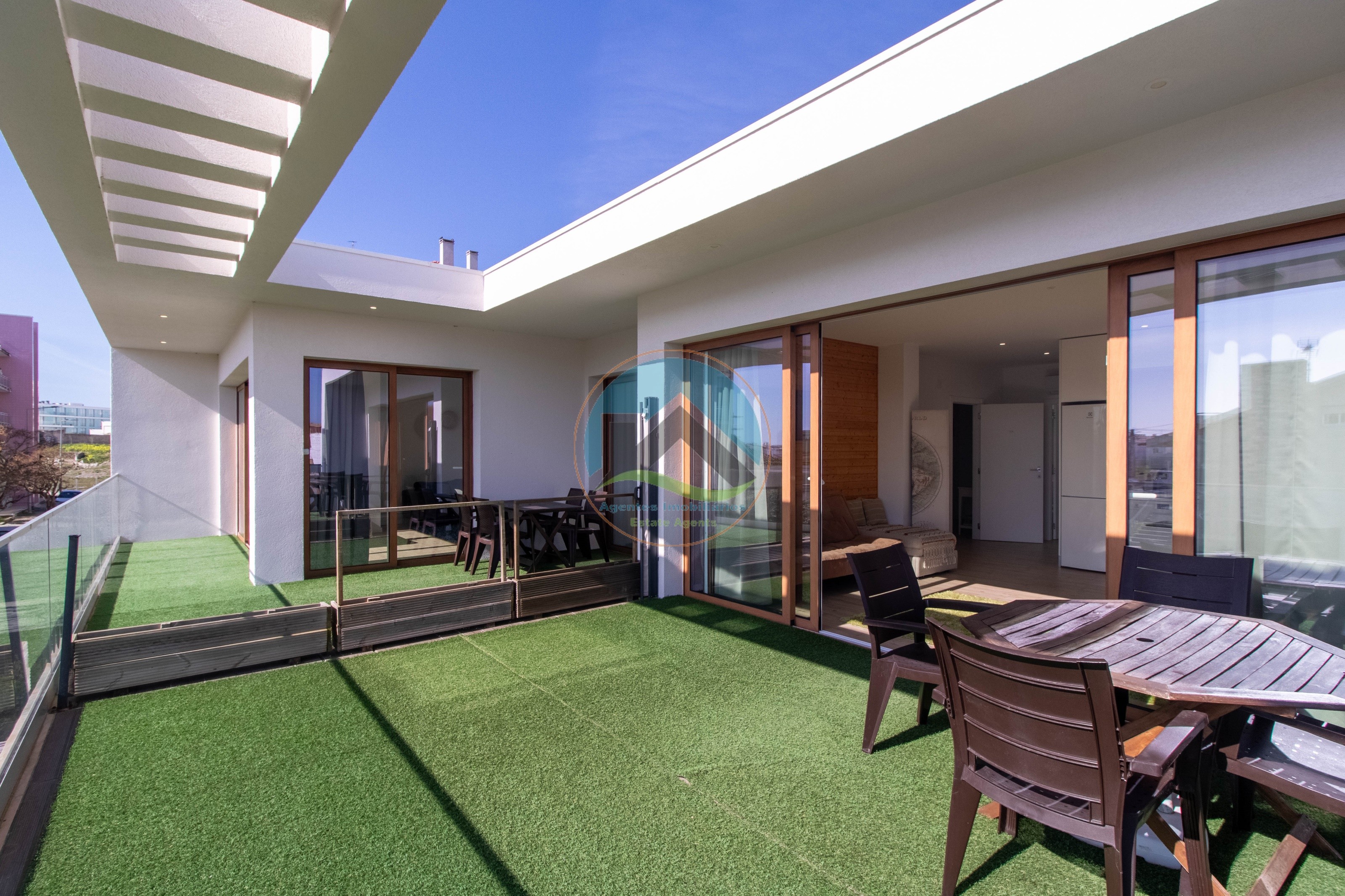 Moradia T4 com Piscina e com Unidades Independentes localizada — Photo 33
