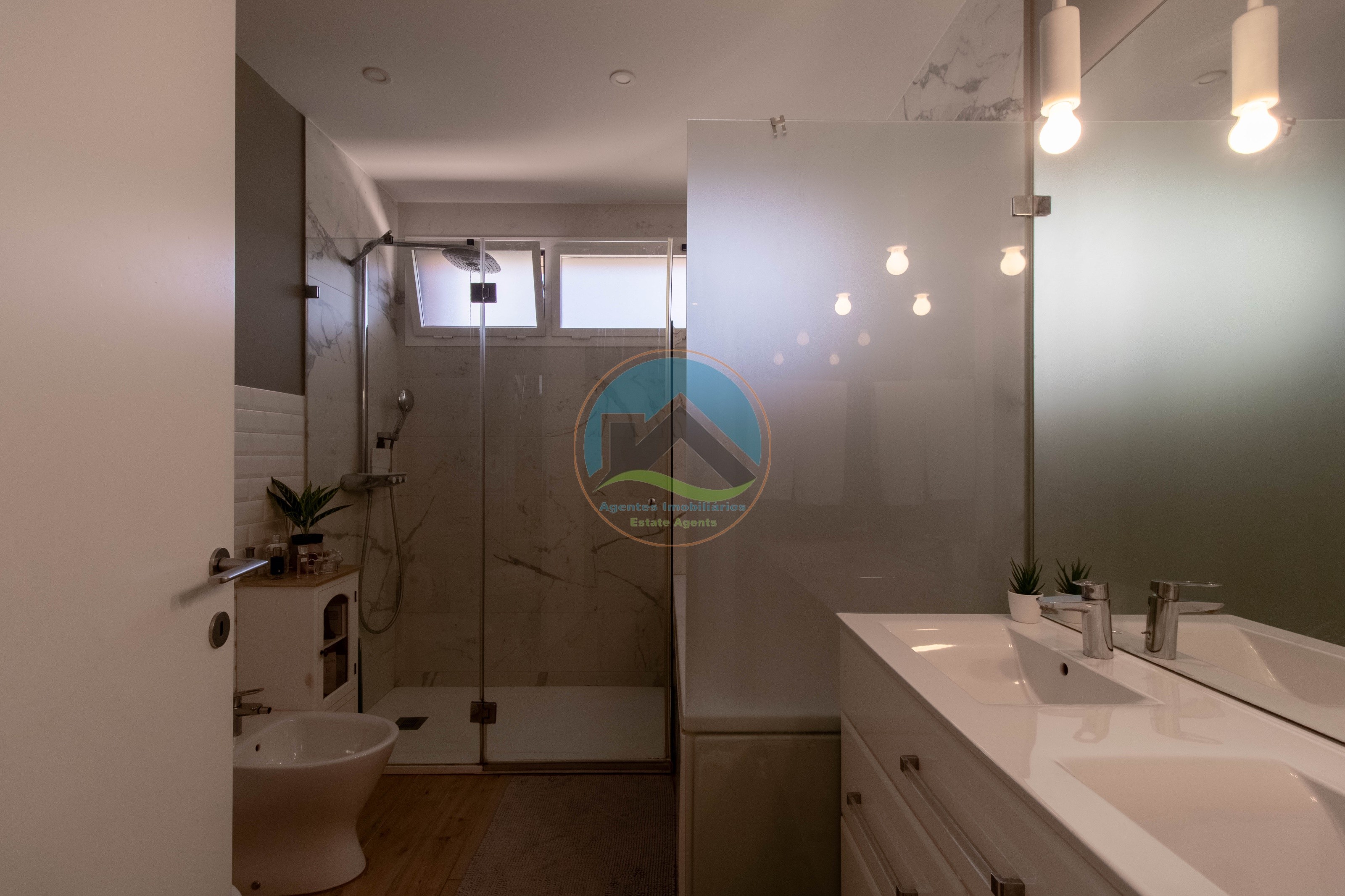 Moradia T4 com Piscina e com Unidades Independentes localizada — Photo 21