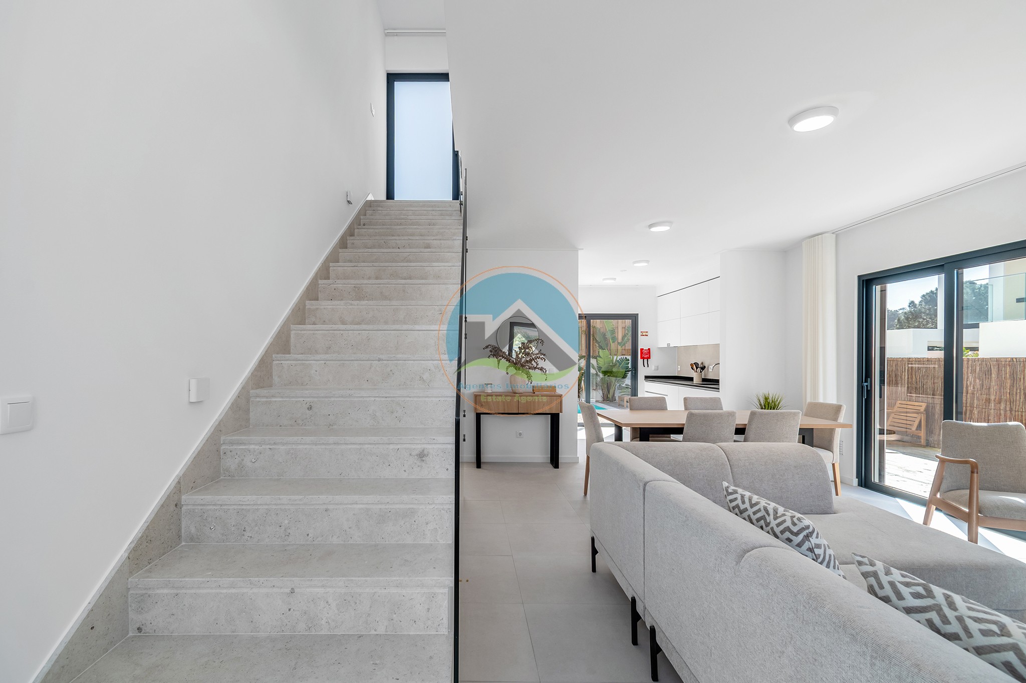 Casa di architettura moderna con piscina privata — Photo 10