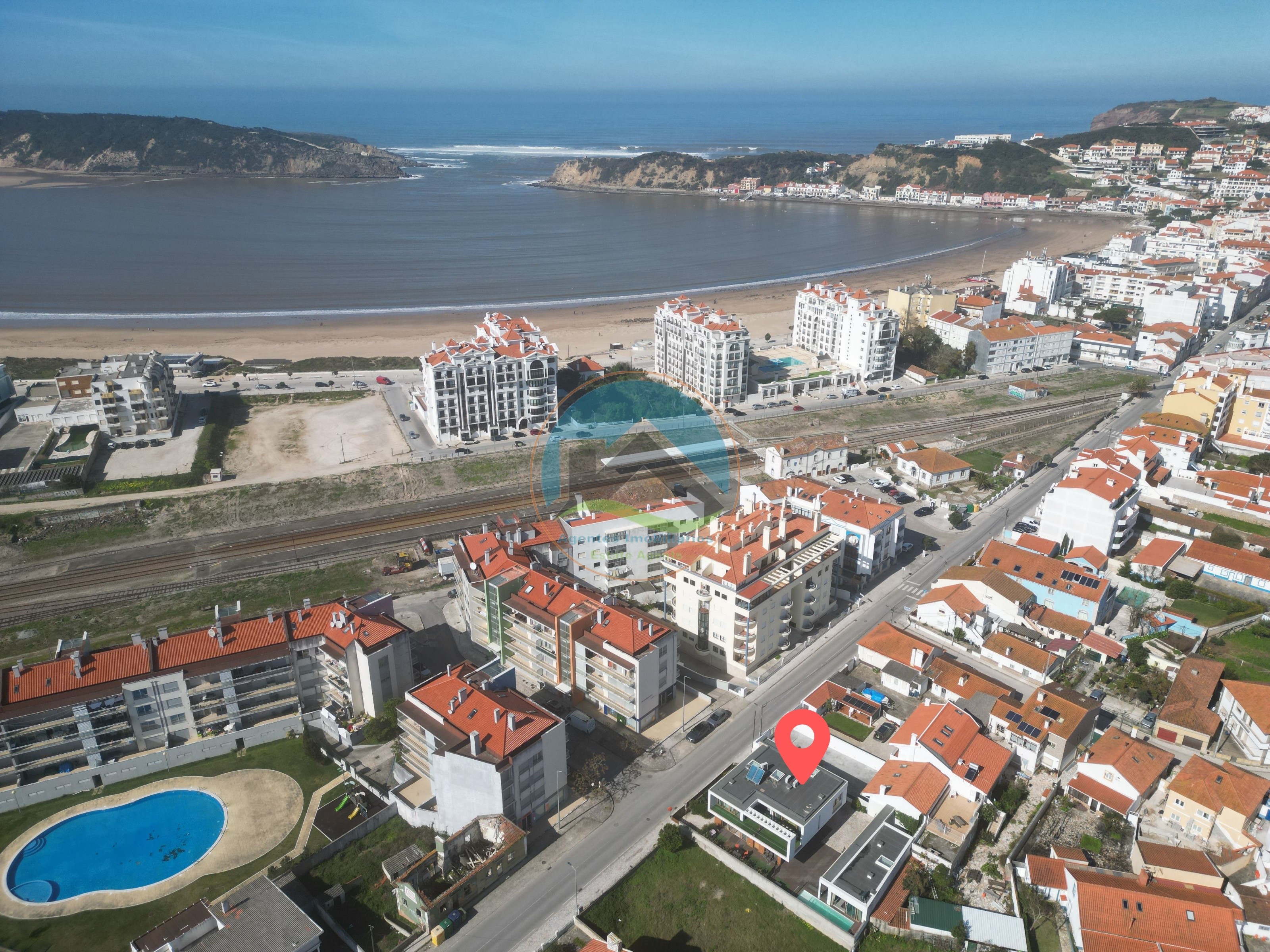Moradia T4 com Piscina e com Unidades Independentes localizada — Photo 4