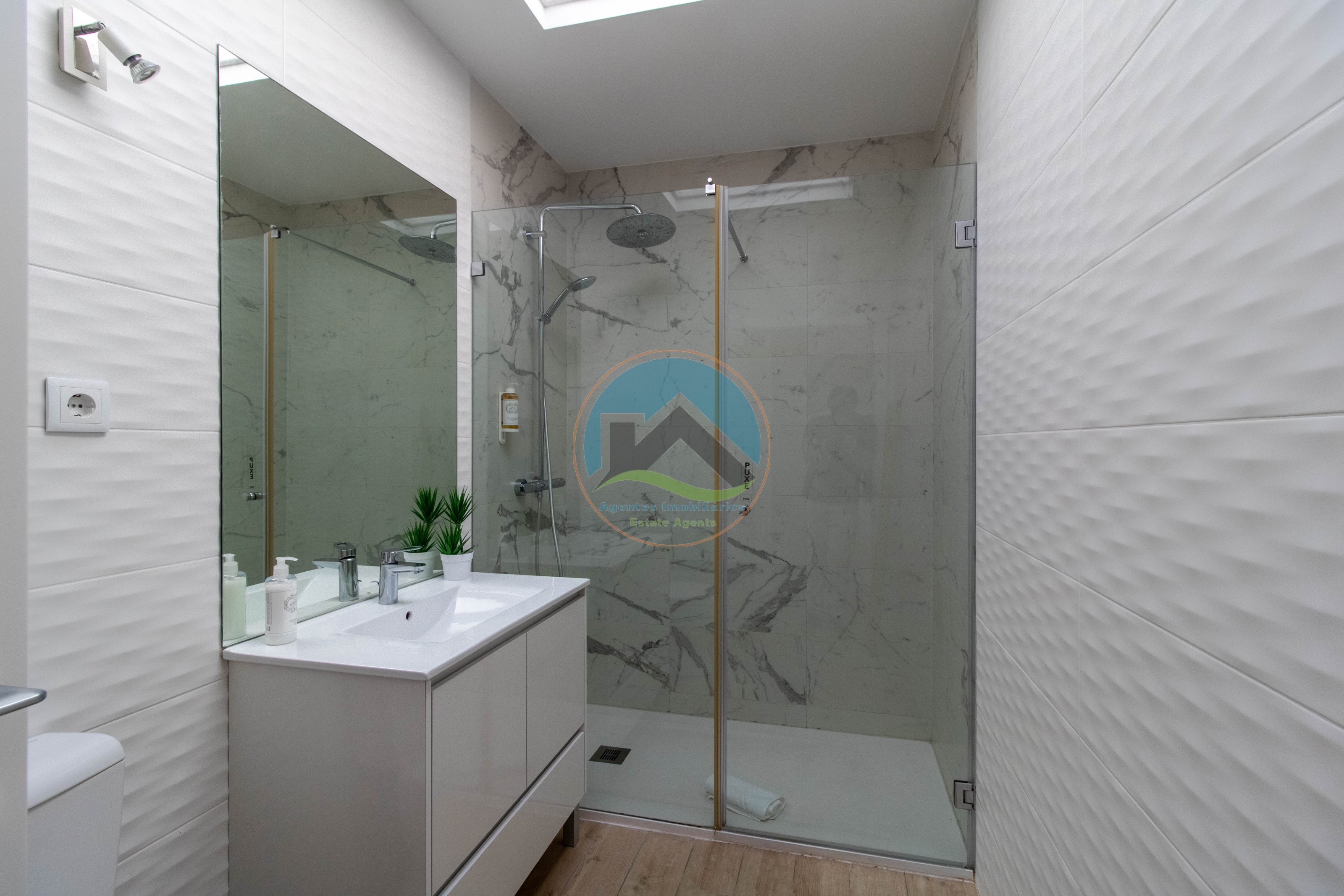 Moradia T4 com Piscina e com Unidades Independentes localizada — Photo 38