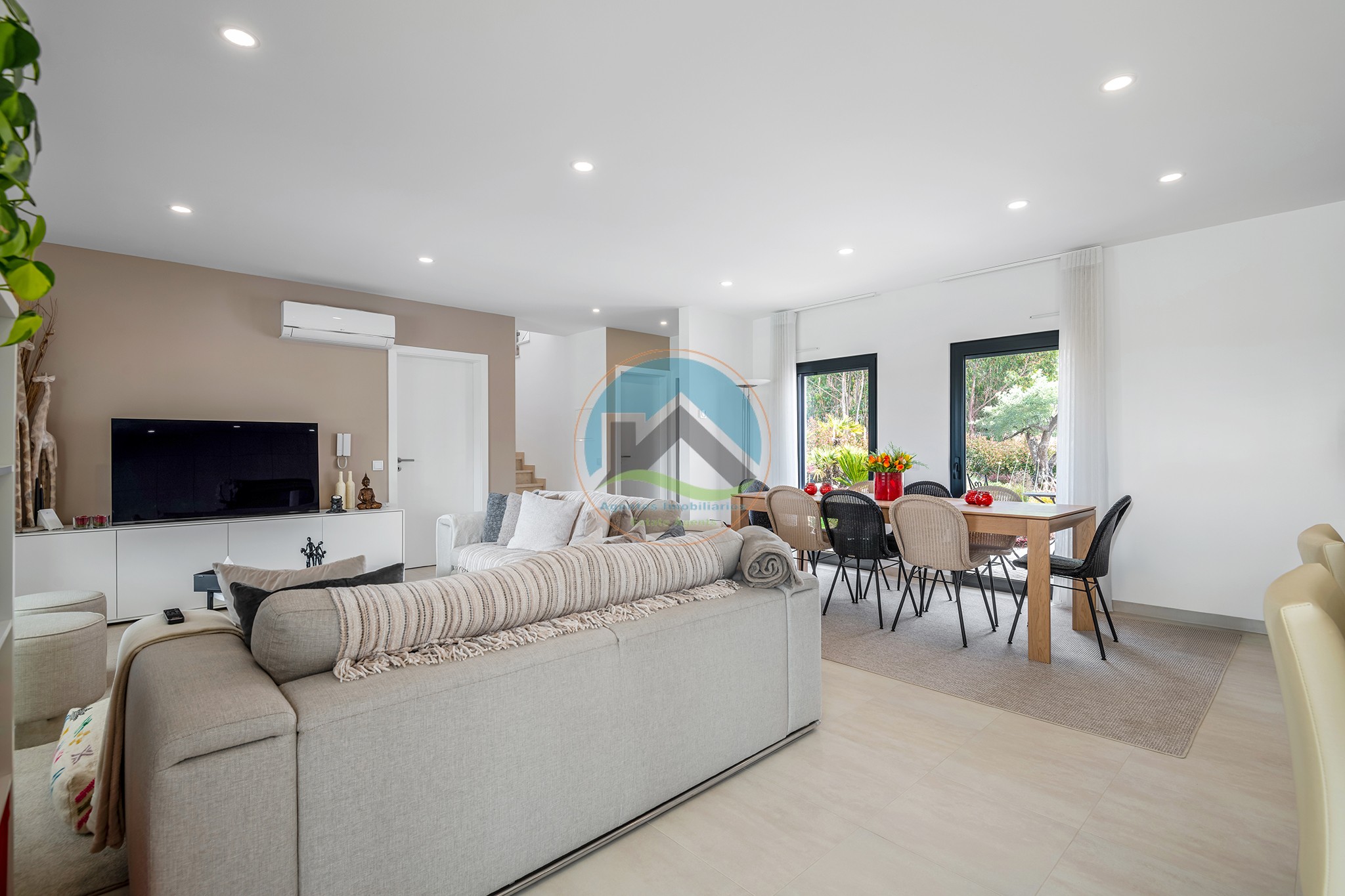 Moradia de luxo contemporânea com tecnologia de ponta, junto — Photo 9