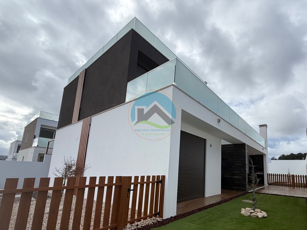 Moradias de qualidade superior com piscina - inseridas em Urbanização junto da praia e mar — Photo 1