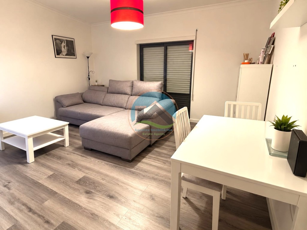 Apartamento T2 renovado com varanda e lugar de estacionamento - Caldas da Rainha — Photo 2