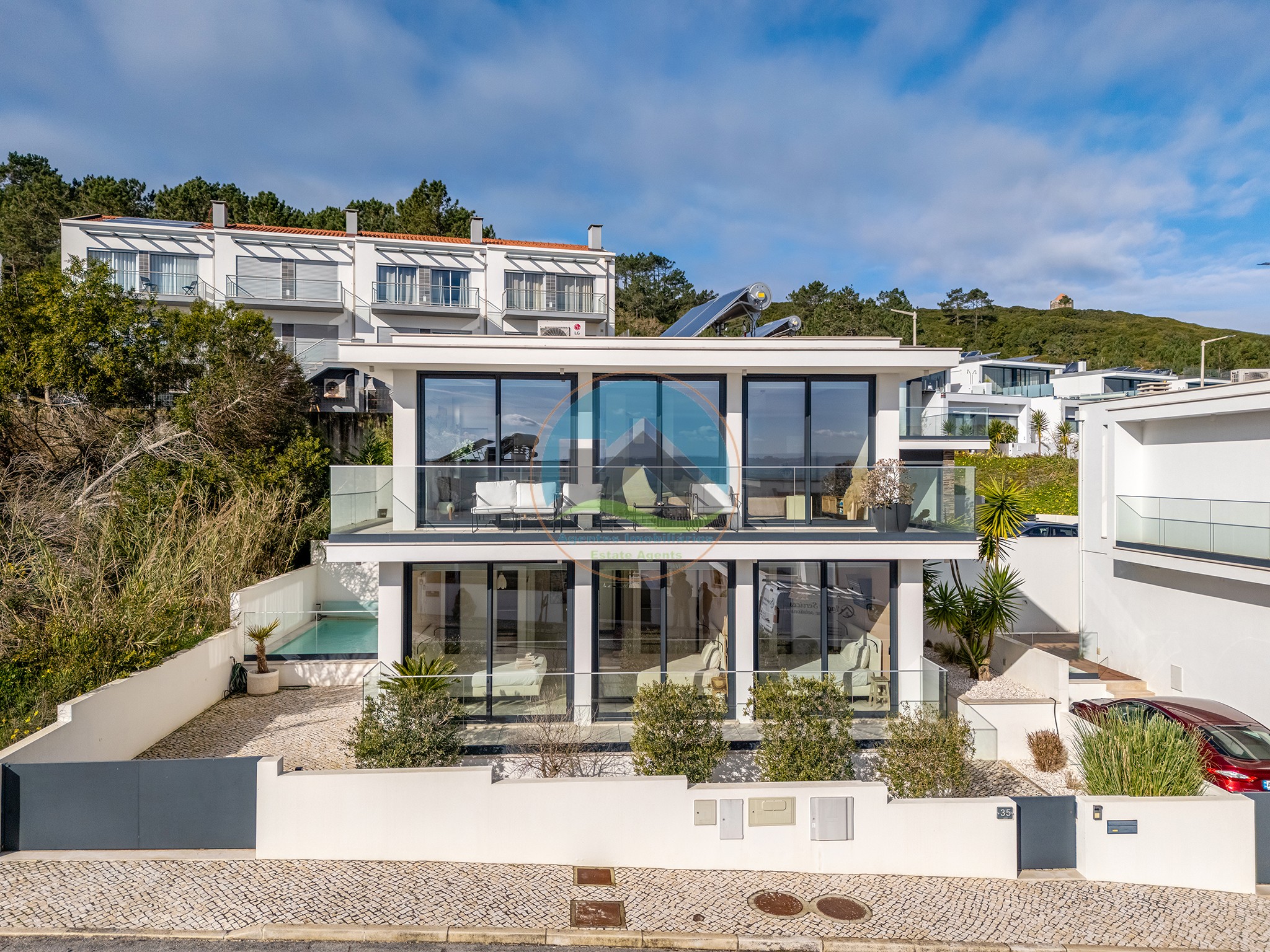 Moradia contemporânea com jardim e piscina em Salir do Porto — Foto 1