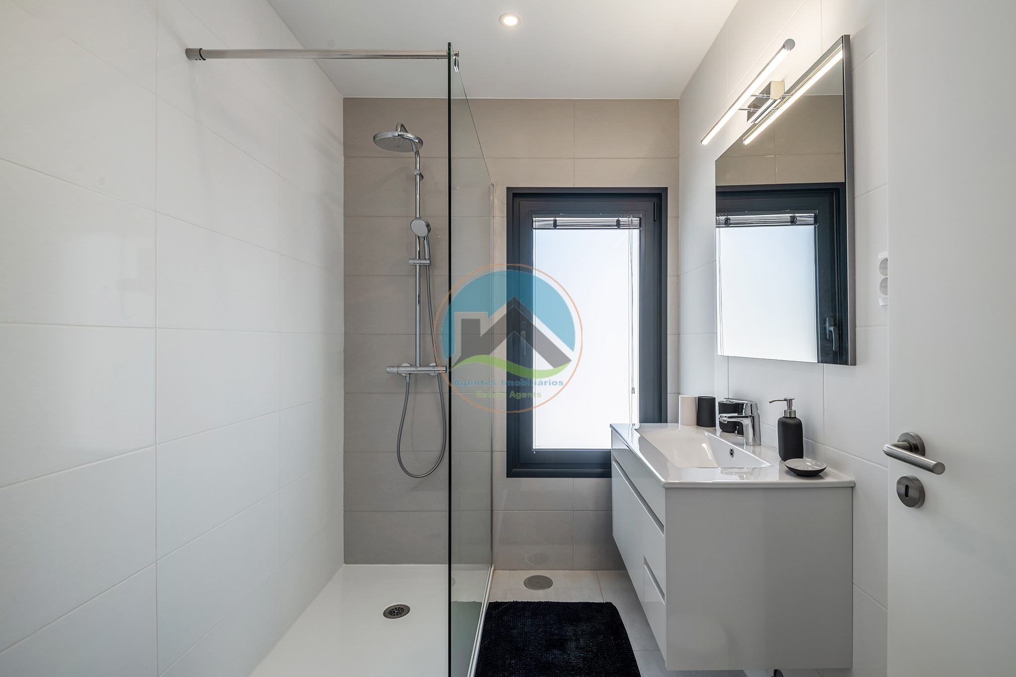 Moradia de luxo contemporânea com tecnologia de ponta, junto — Photo 29