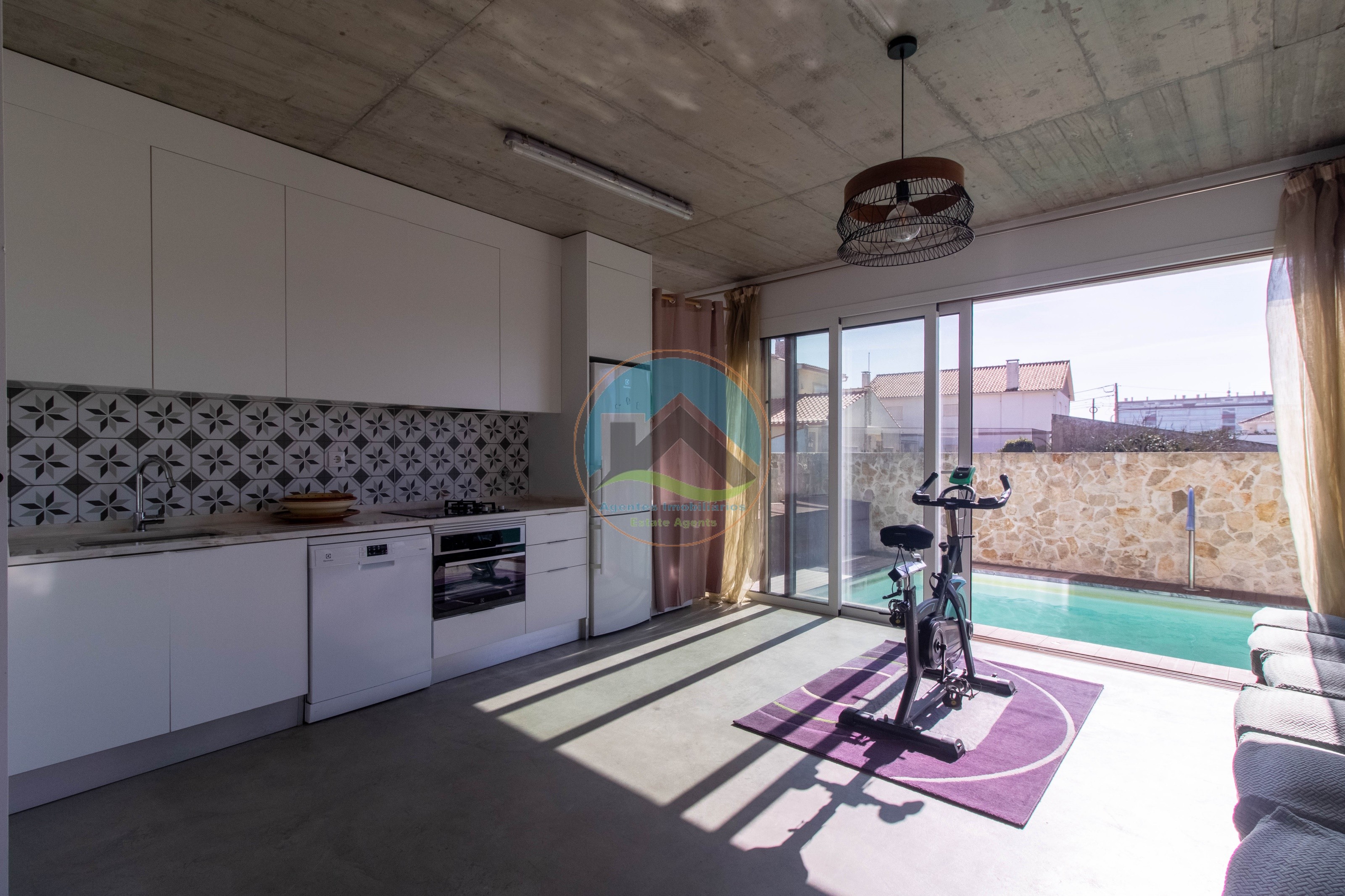 Moradia T4 com Piscina e com Unidades Independentes localizada — Photo 22