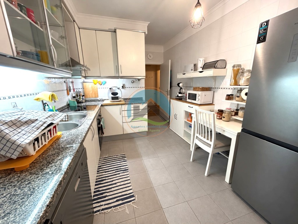 Apartamento T2 renovado com varanda e lugar de estacionamento - Caldas da Rainha — Photo 3