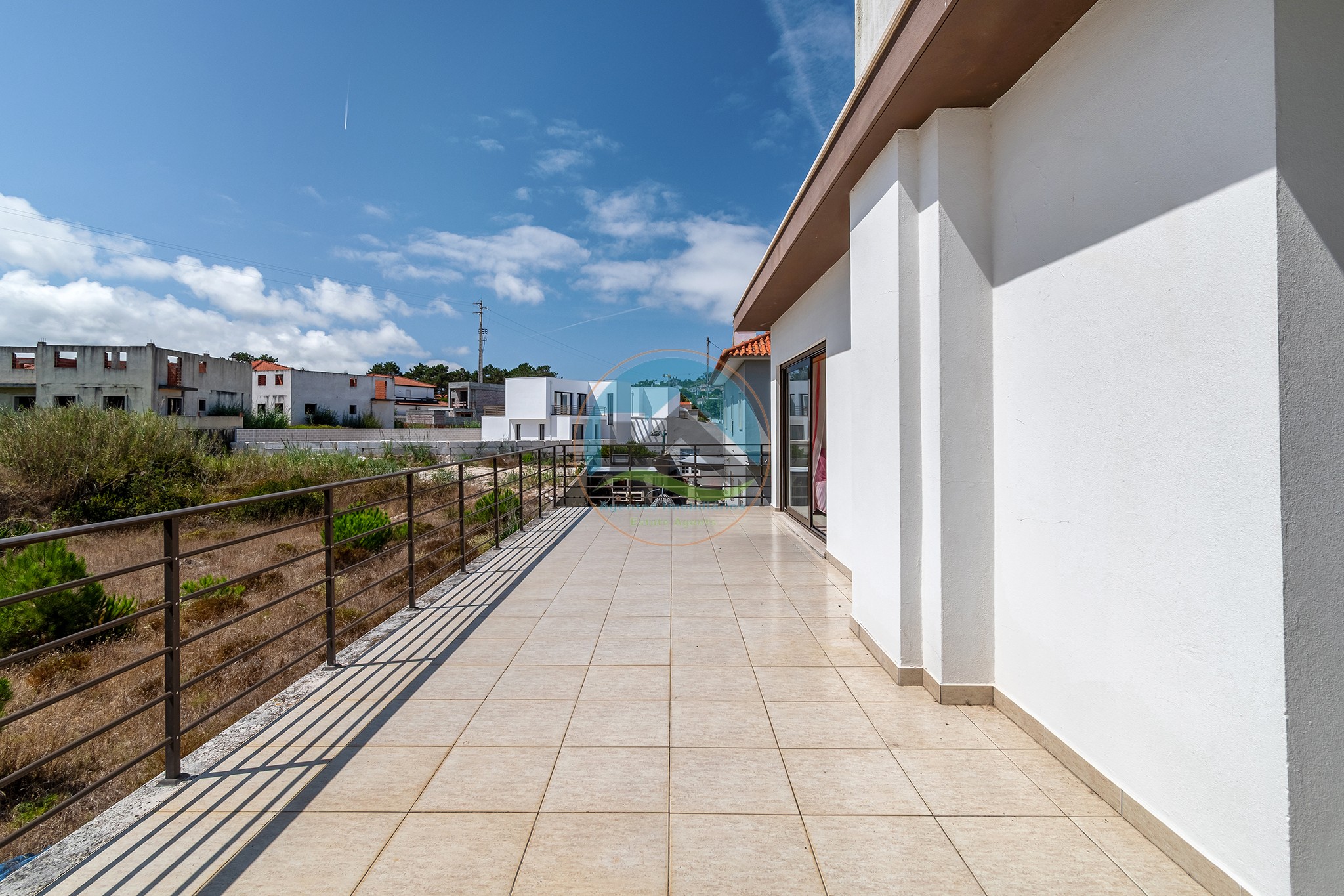 Moradia contemporânea com piscina privada em Salir do Porto — Foto 26