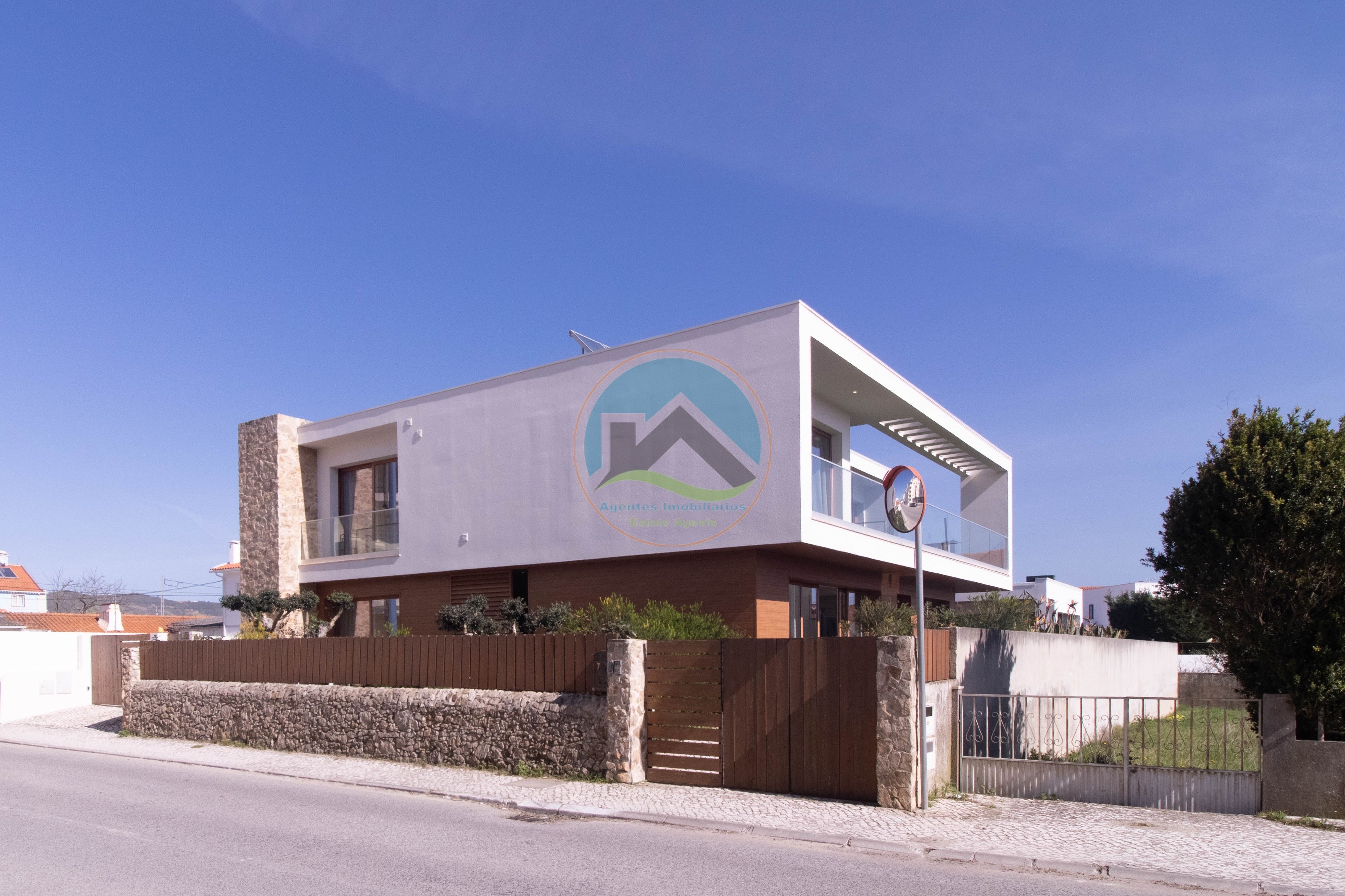 Moradia T4 com Piscina e com Unidades Independentes localizada — Photo 2