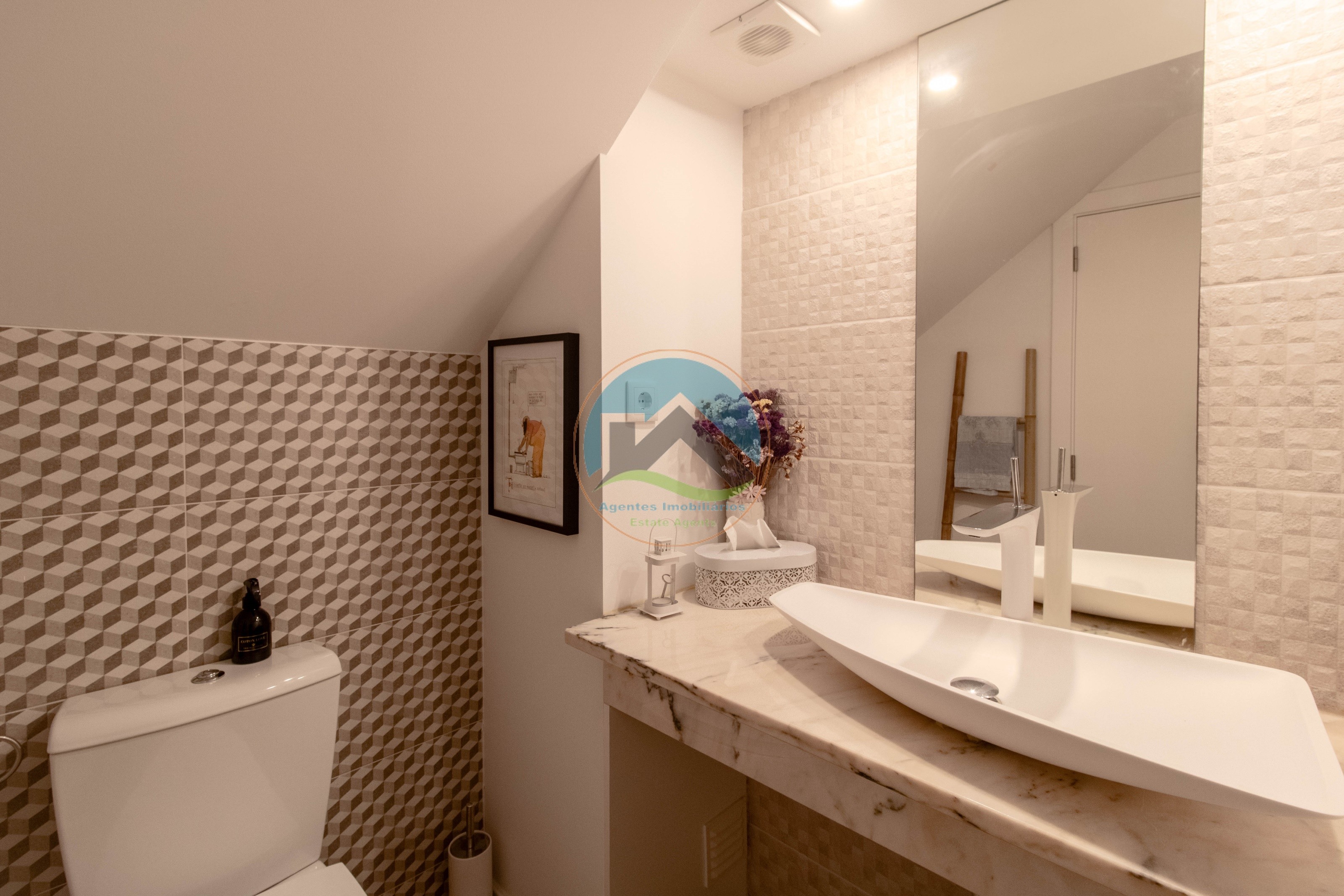 Moradia T4 com Piscina e com Unidades Independentes localizada — Photo 12