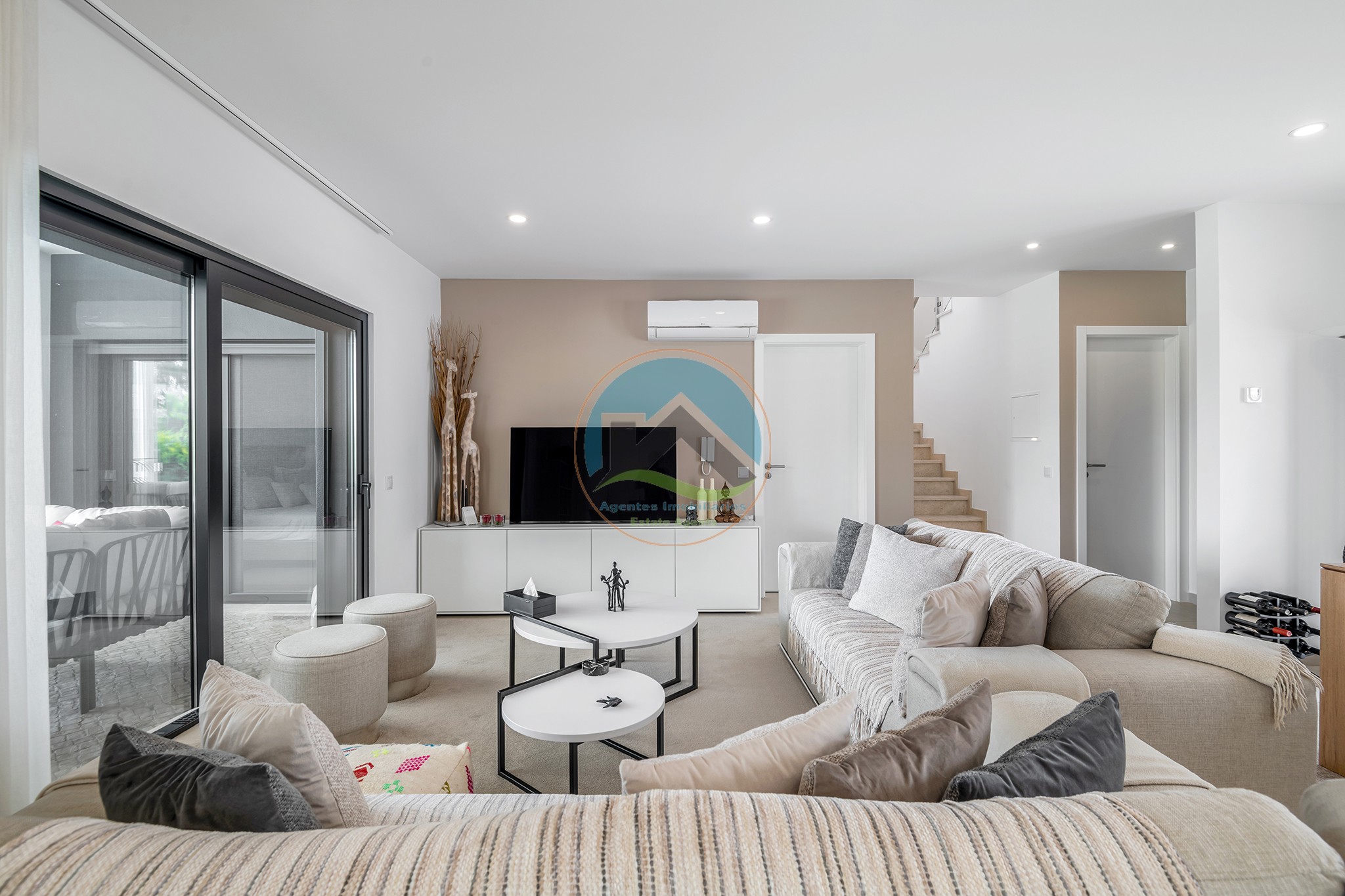 Moradia de luxo contemporânea com tecnologia de ponta, junto — Photo 8