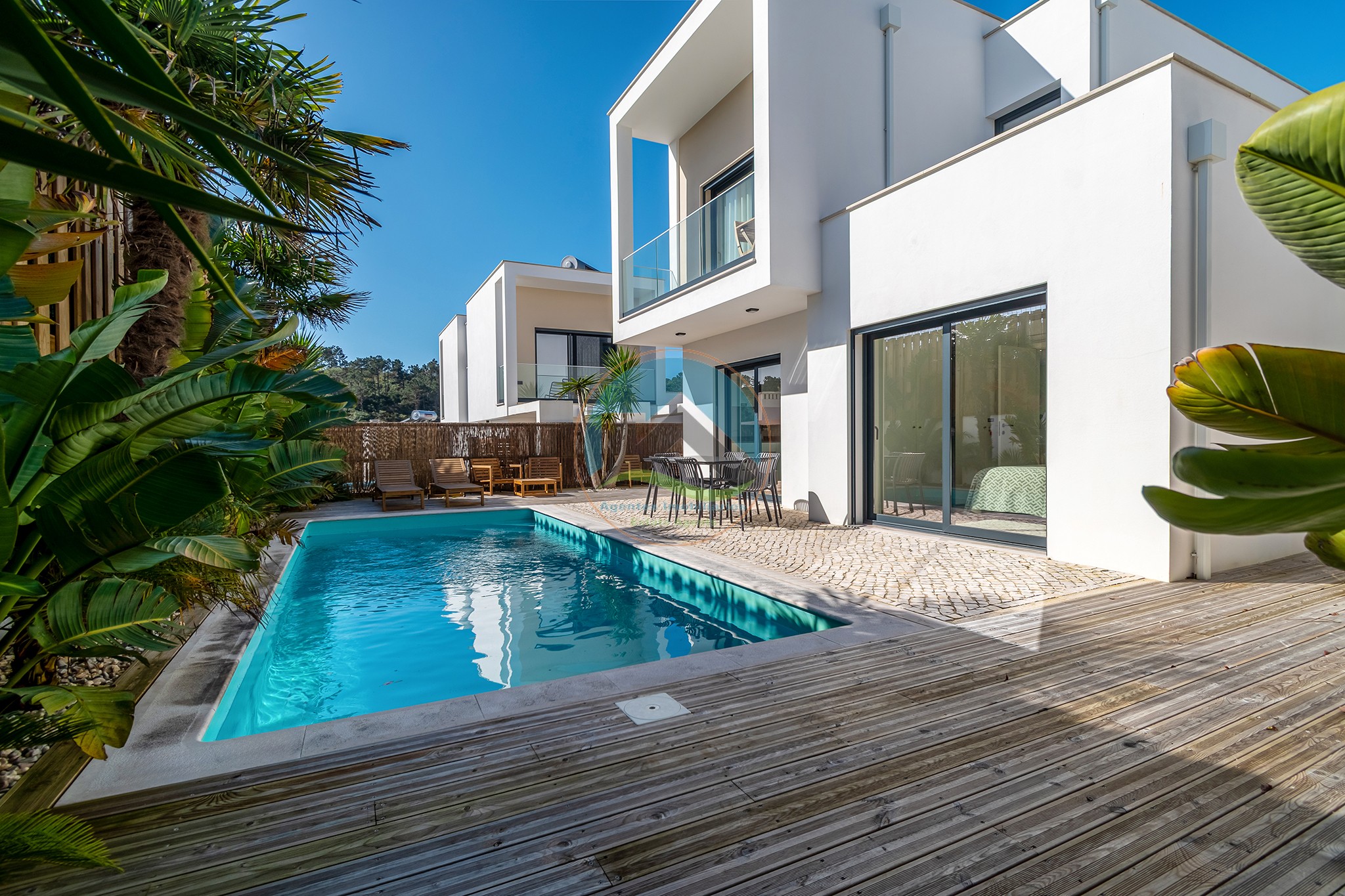 Casa di architettura moderna con piscina privata — Photo 9