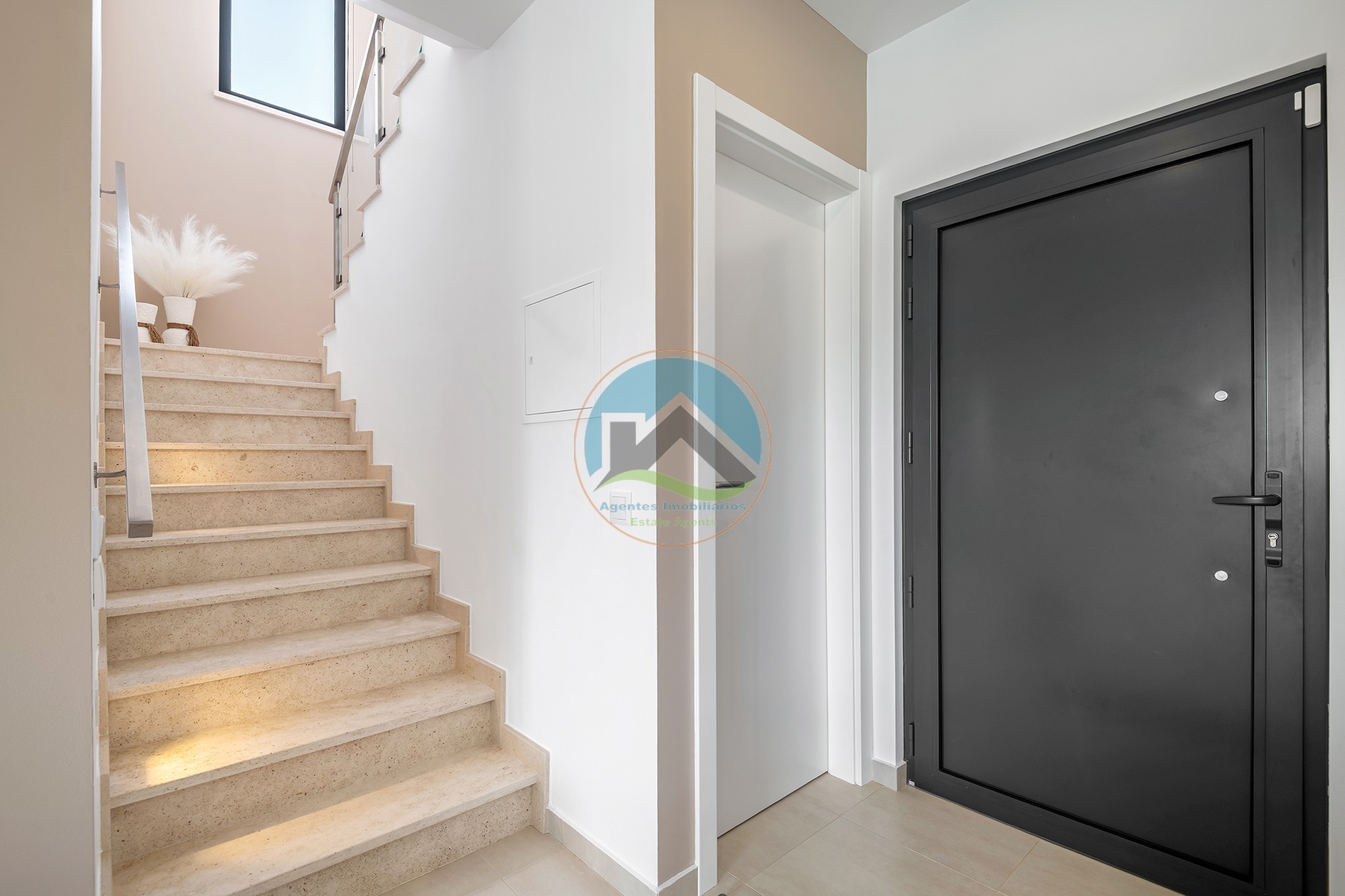 Moradia de luxo contemporânea com tecnologia de ponta, junto — Photo 17