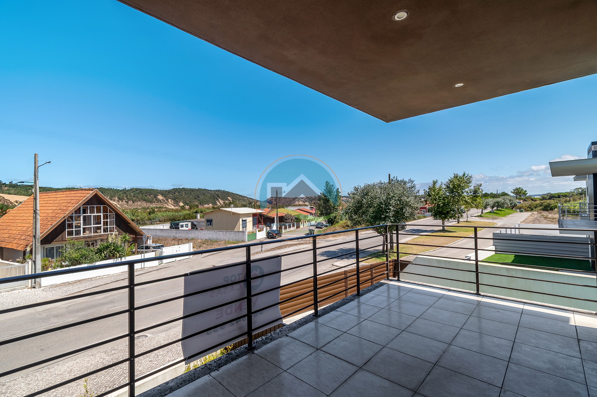 Moradia contemporânea com piscina privada em Salir do Porto — Foto 31