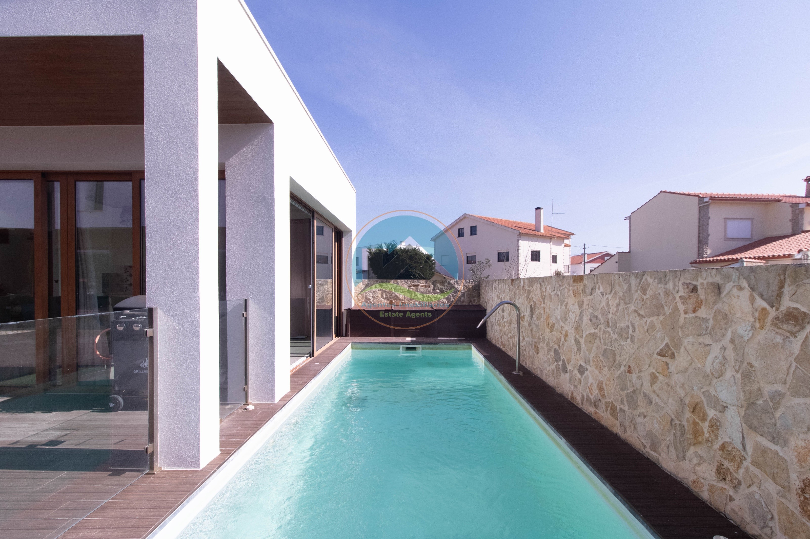 Moradia T4 com Piscina e com Unidades Independentes localizada — Photo 45