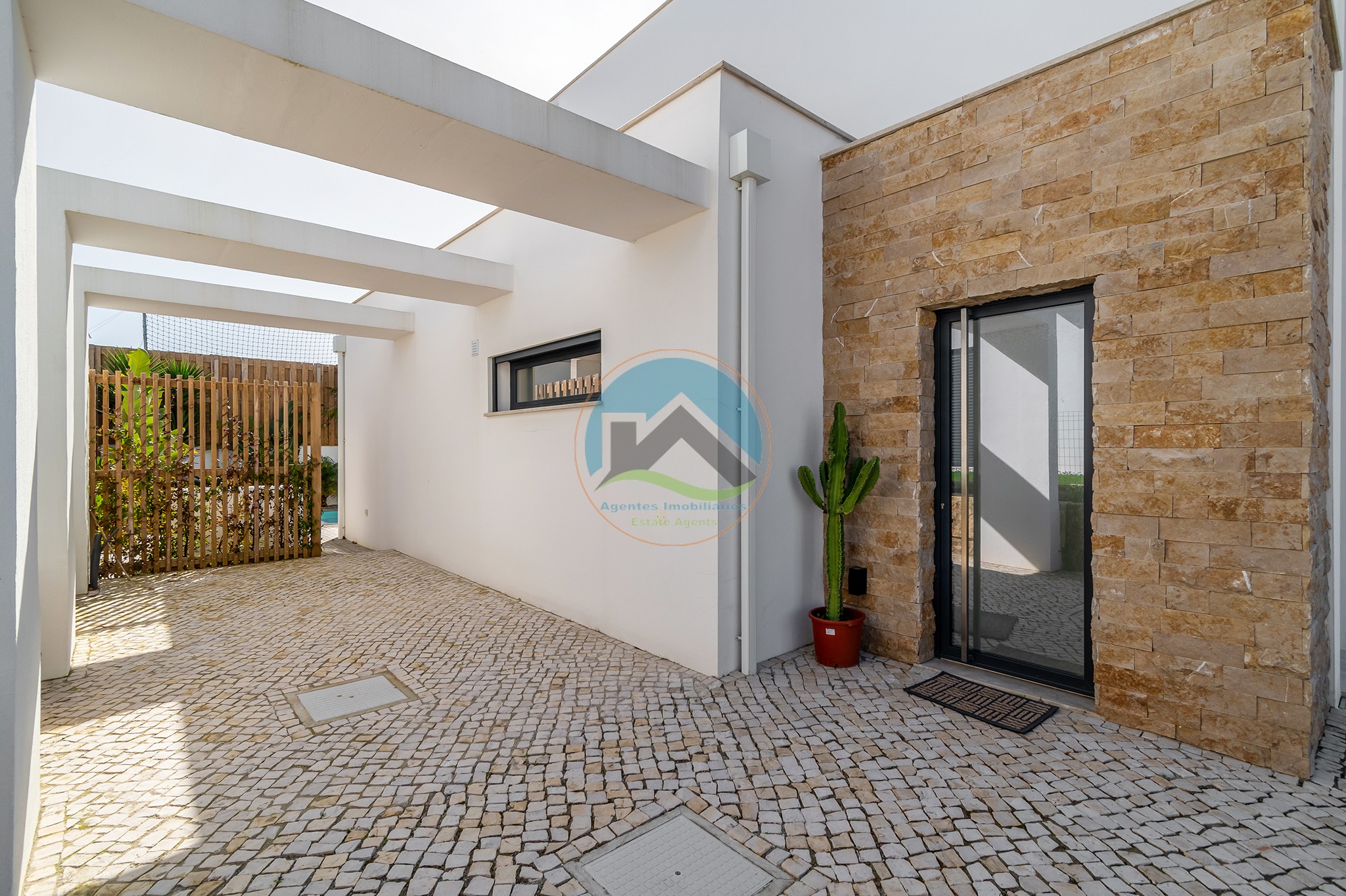 Casa di architettura moderna con piscina privata — Photo 3