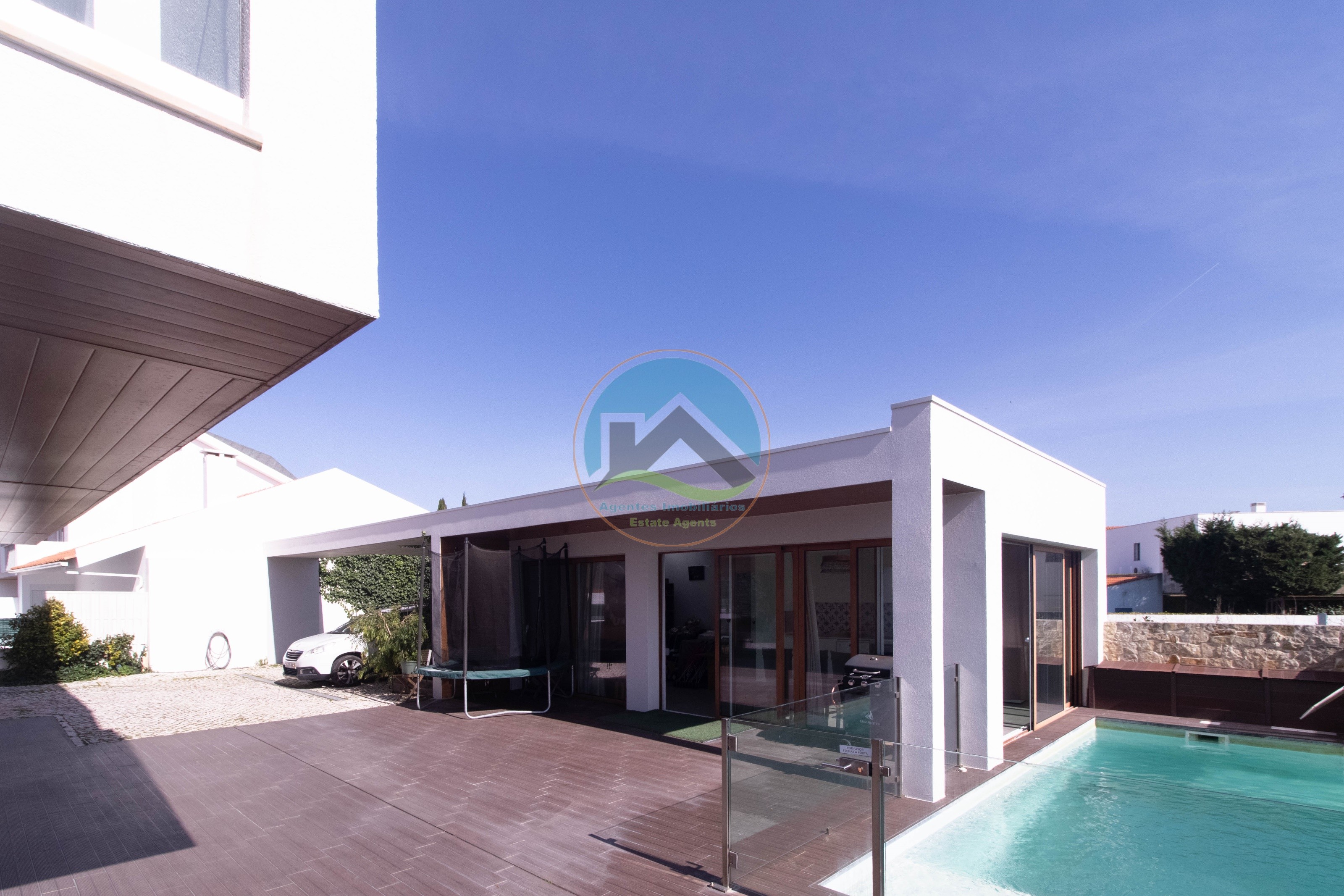 Moradia T4 com Piscina e com Unidades Independentes localizada — Photo 46