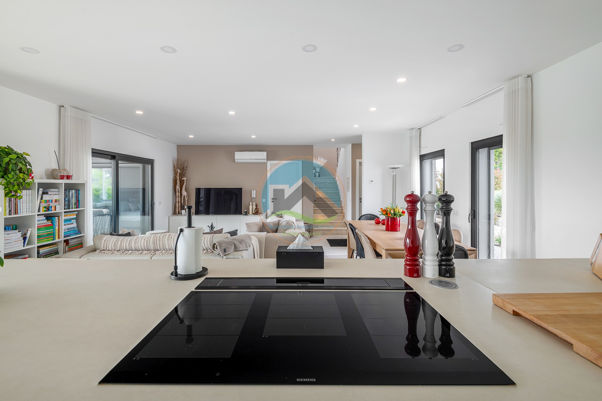 Moradia de luxo contemporânea com tecnologia de ponta, junto — Photo 11