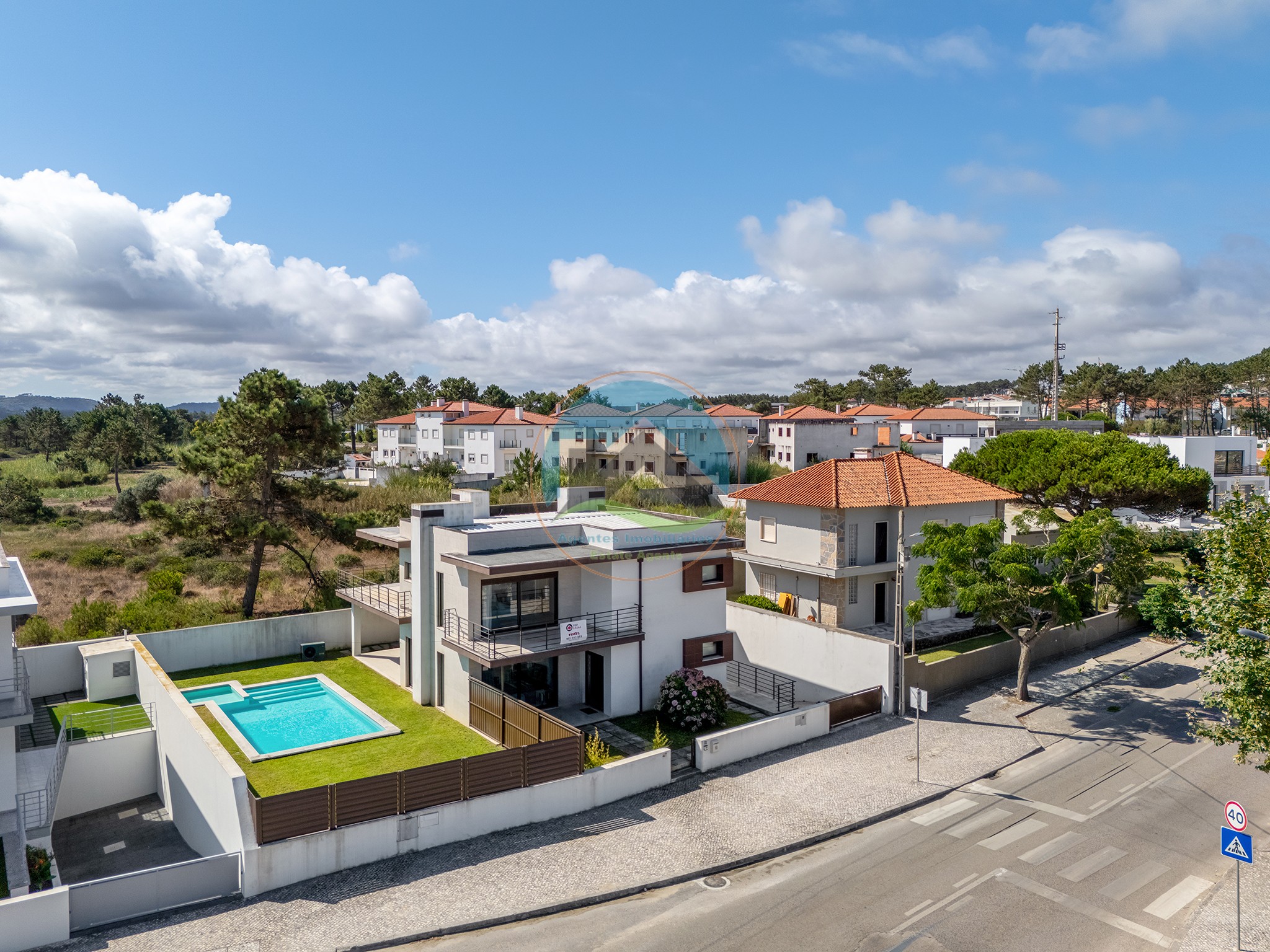 Moradia contemporânea com piscina privada em Salir do Porto — Foto 45