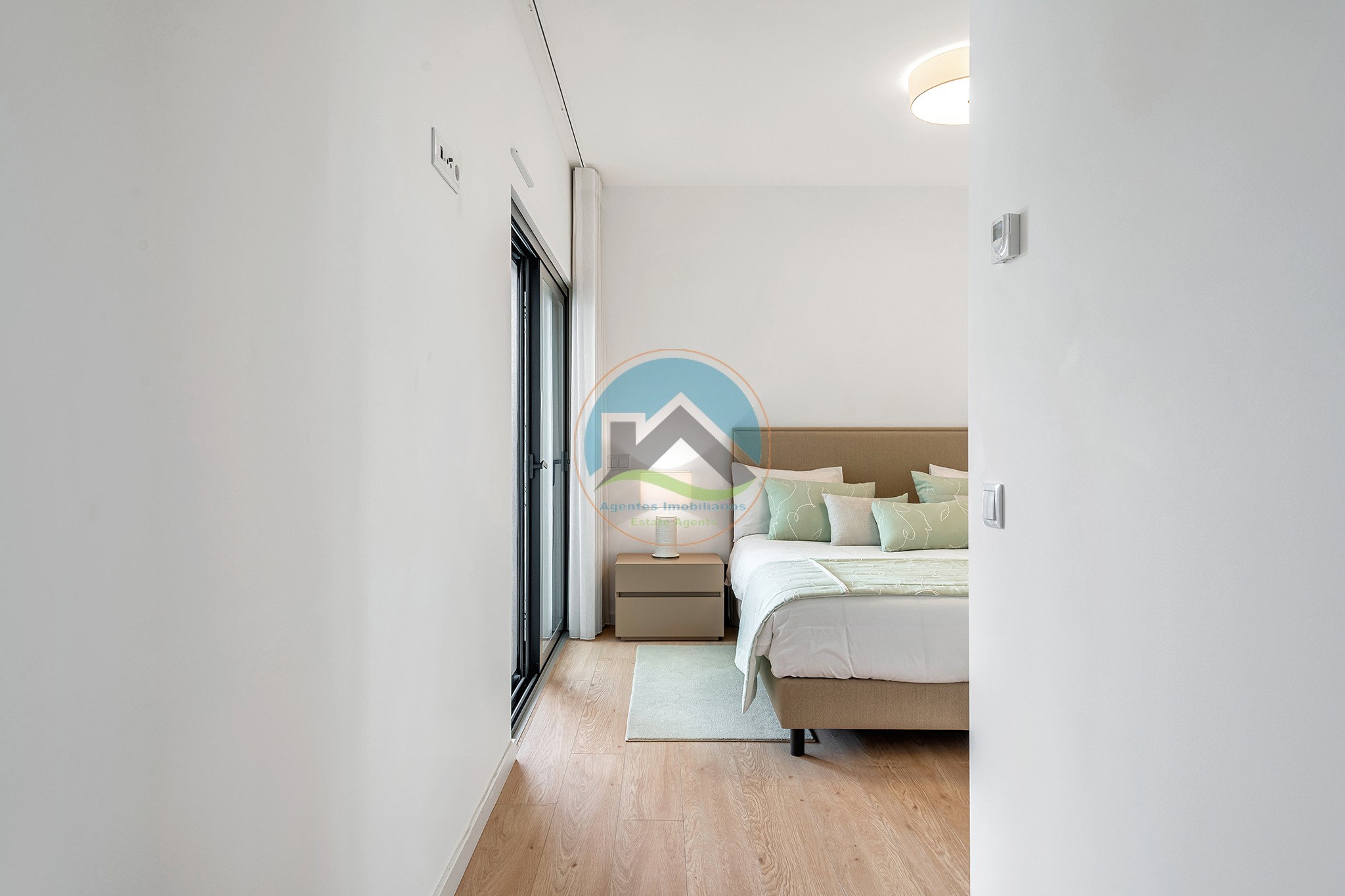 Moradia de luxo contemporânea com tecnologia de ponta, junto — Photo 19