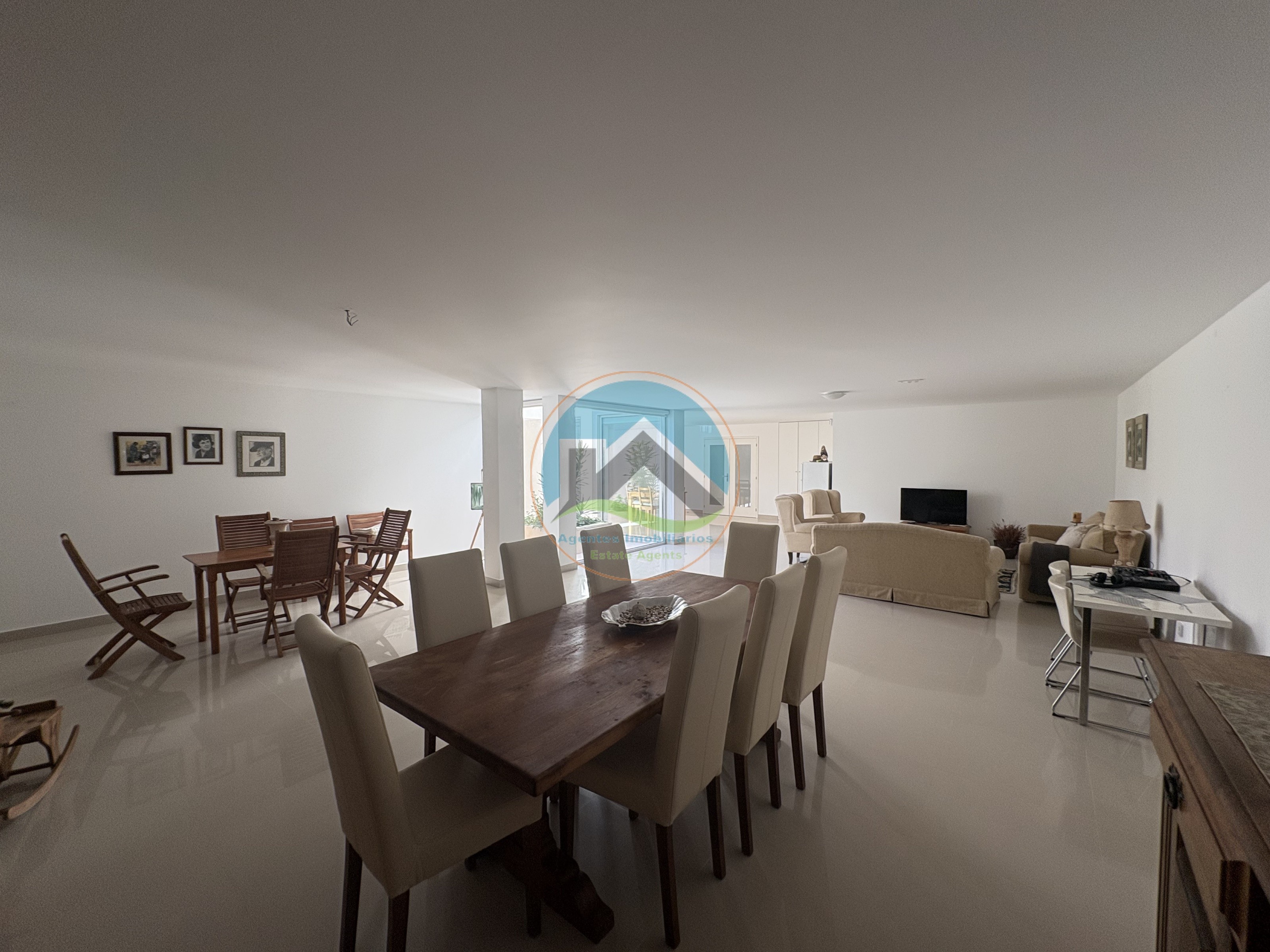 Moderne Villa mit Pool und Blick auf die Lagune — Photo 44