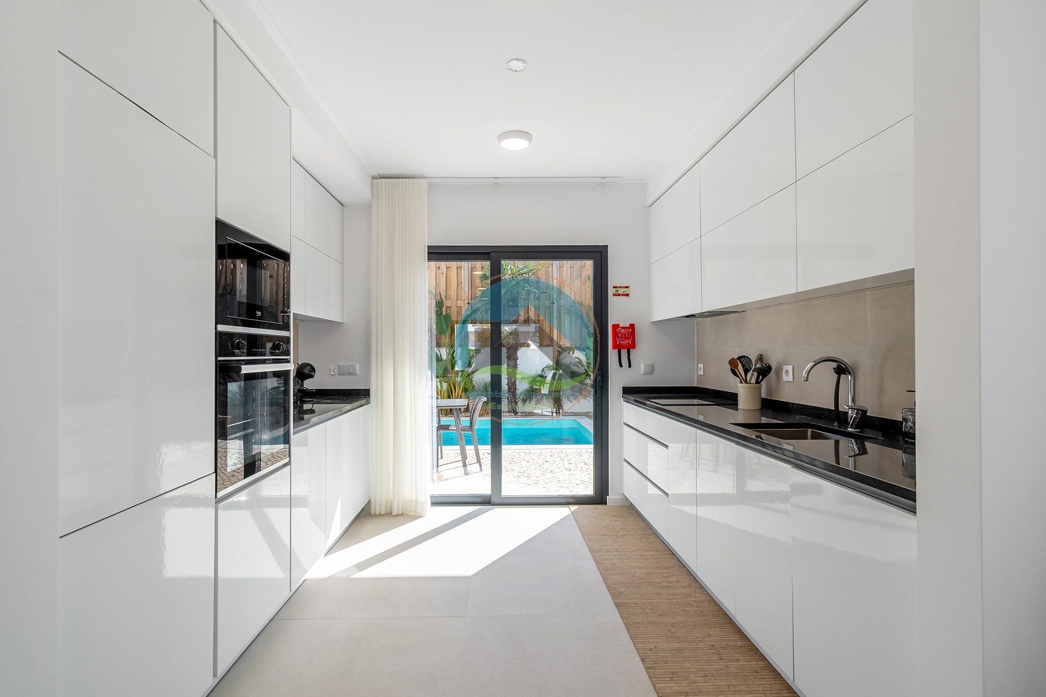 Casa di architettura moderna con piscina privata — Photo 17