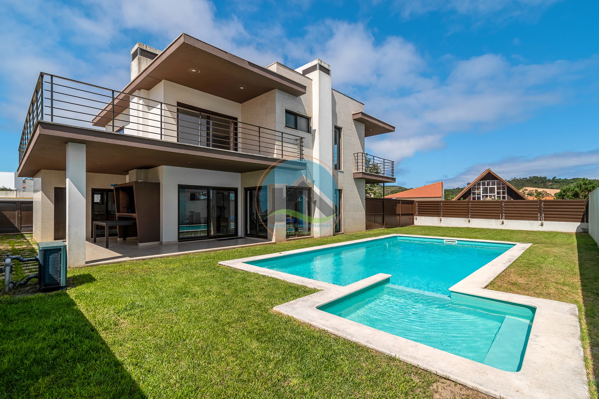 Moradia contemporânea com piscina privada em Salir do Porto — Foto 1