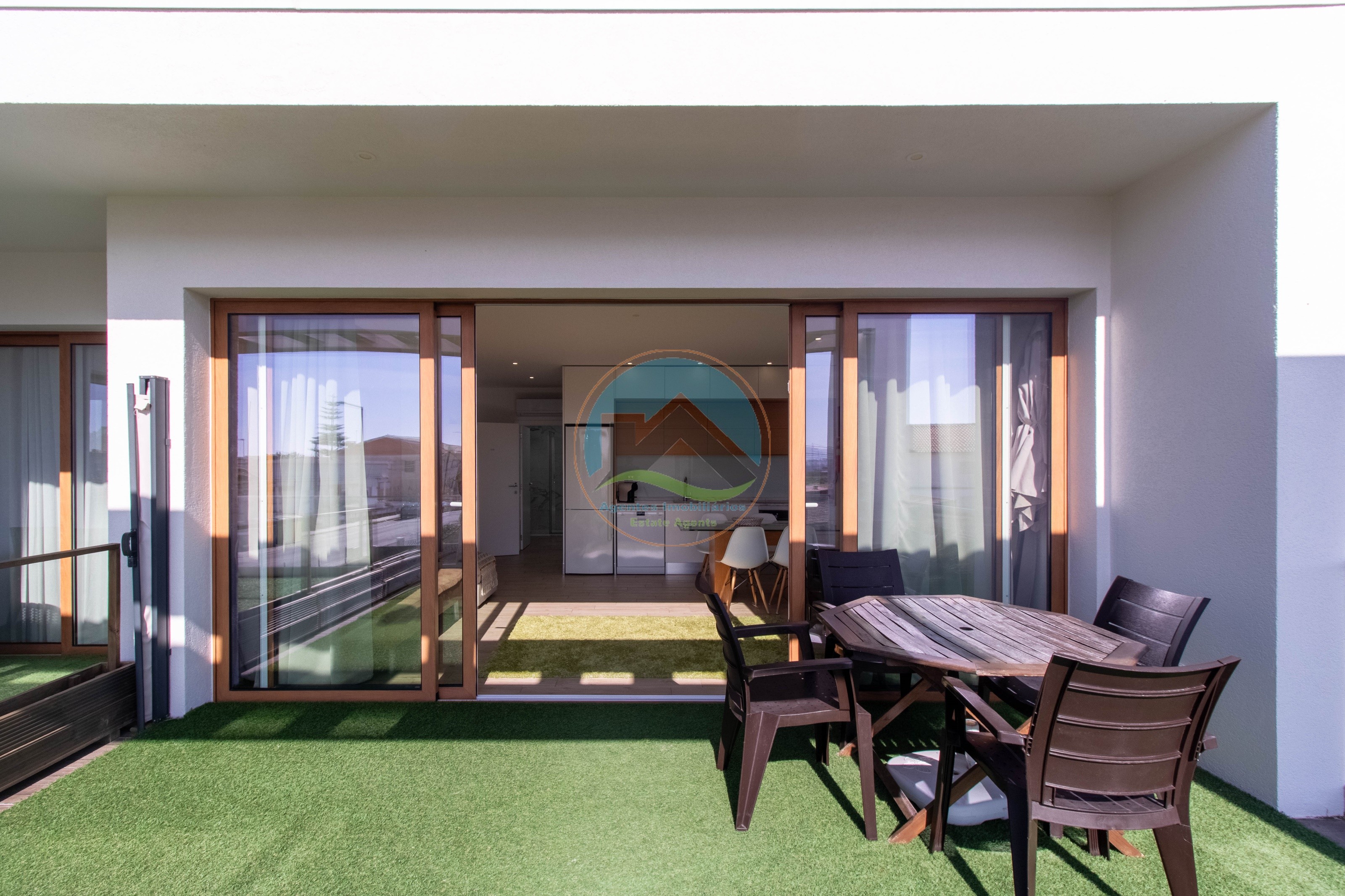 Moradia T4 com Piscina e com Unidades Independentes localizada — Photo 32