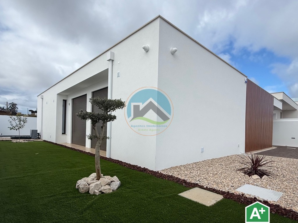Moradia T2 térrea de qualidade superior com cave - inserida em Urbanização junto da praia e mar — Photo 1