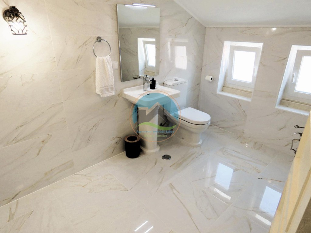 Appartamento T5 - situato nel quartiere storico di Tomar — Photo 32