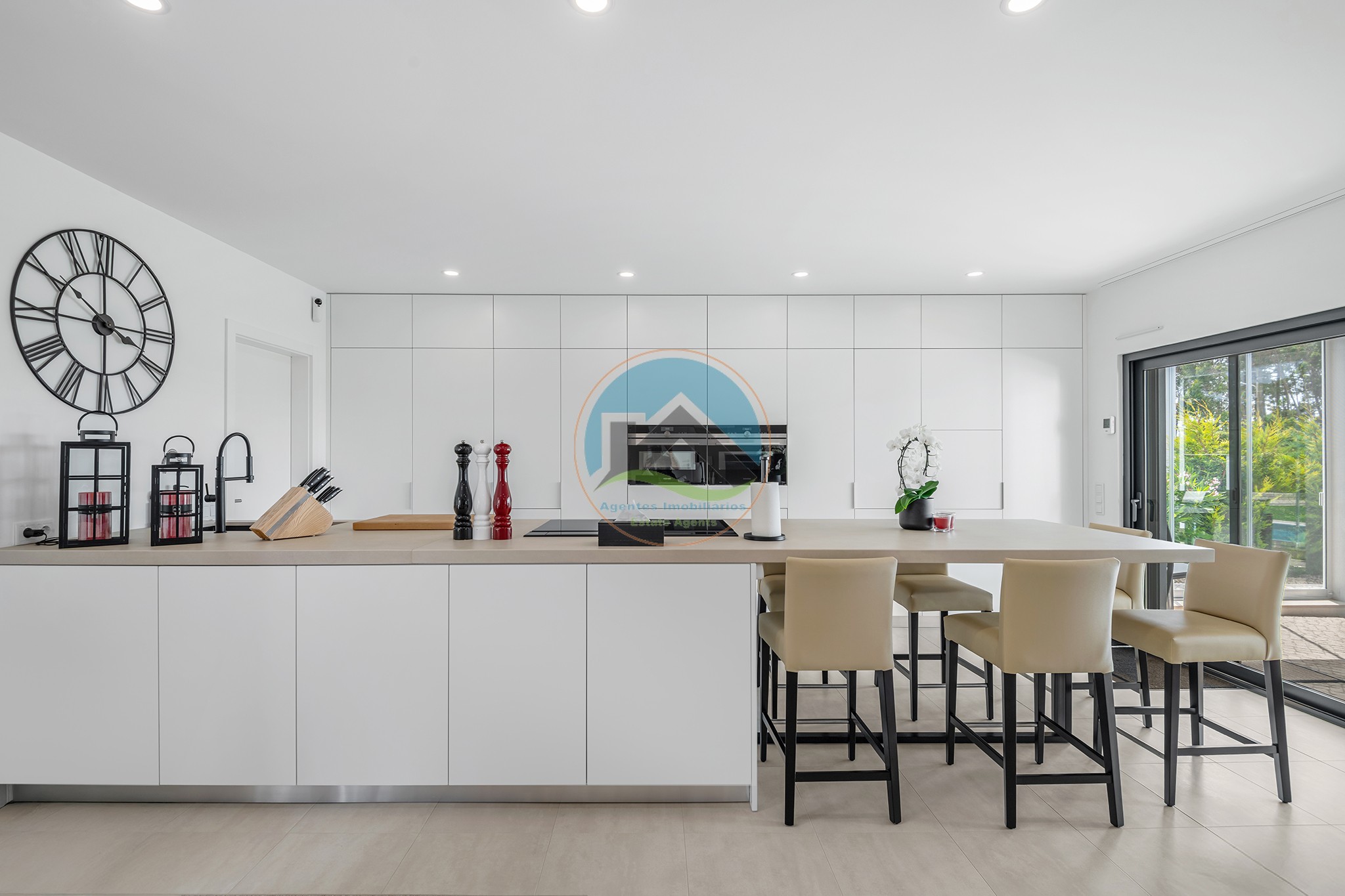 Moradia de luxo contemporânea com tecnologia de ponta, junto — Photo 12