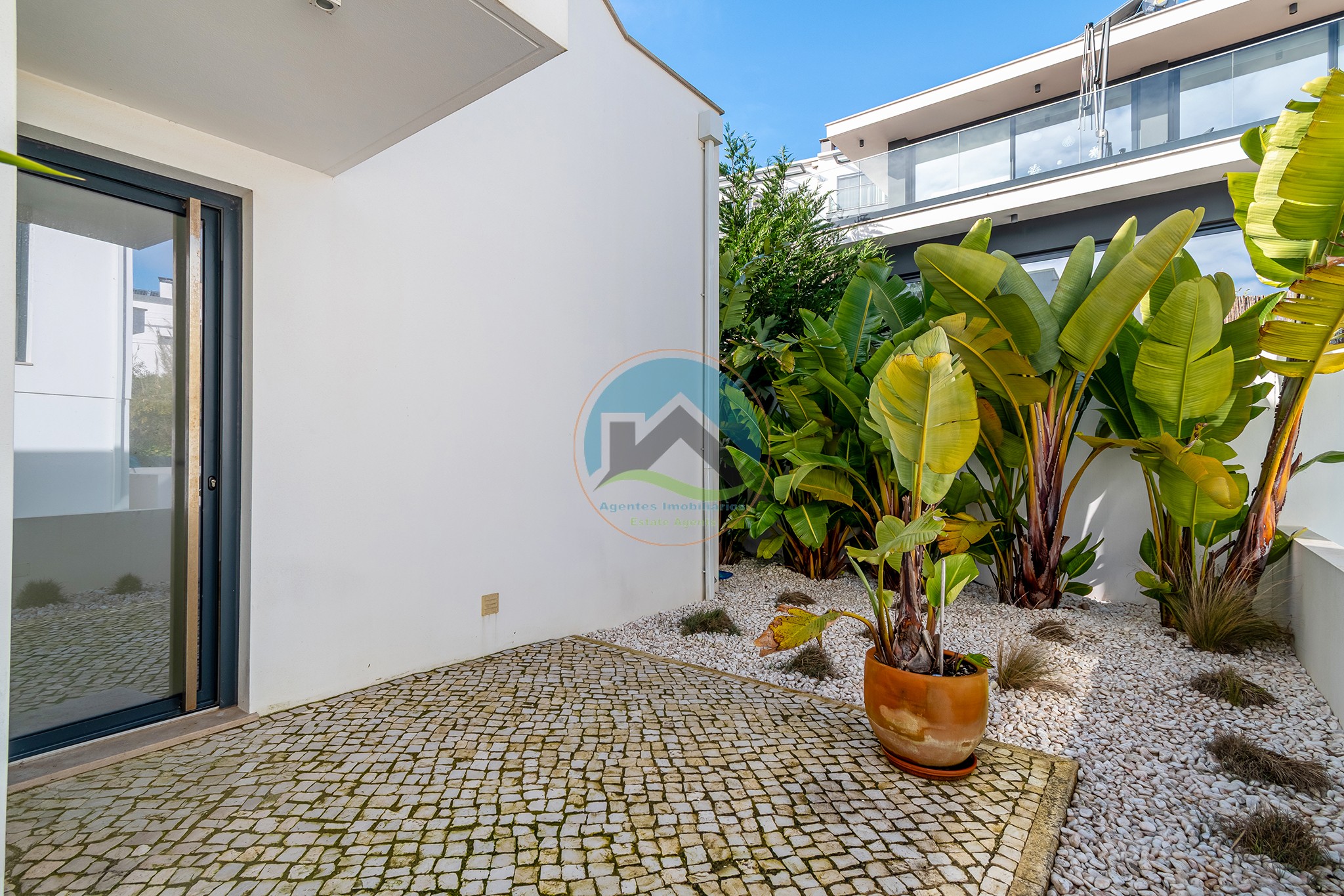 Moradia contemporânea com jardim e piscina em Salir do Porto — Foto 27