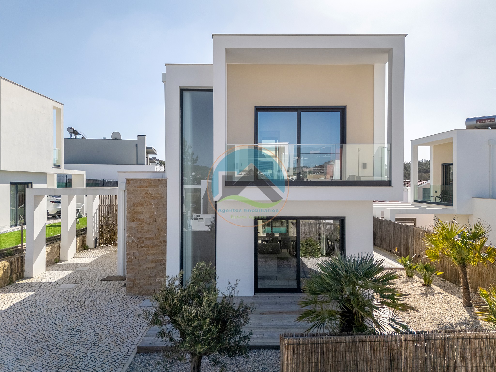 Casa di architettura moderna con piscina privata — Photo 33
