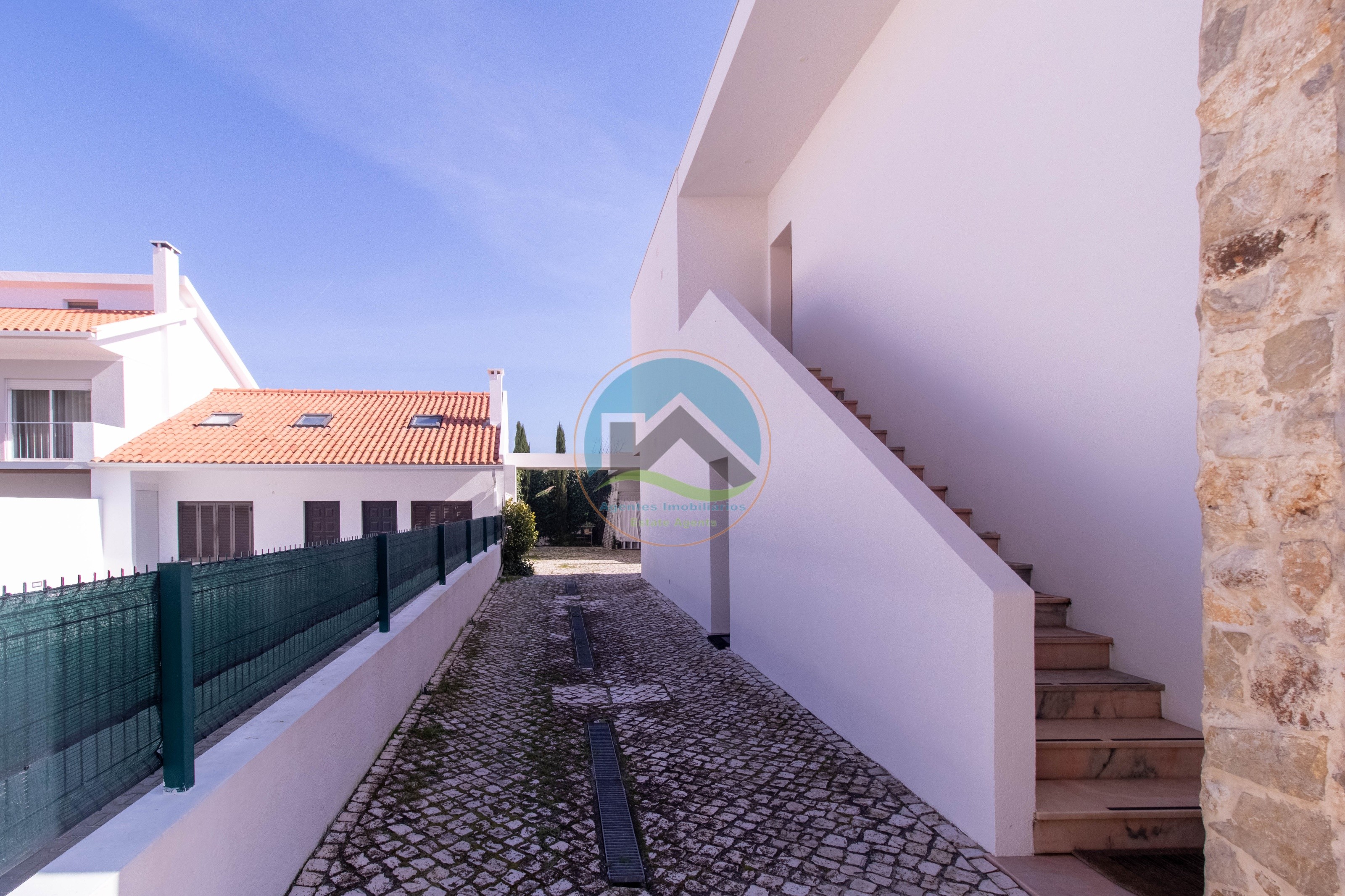 Moradia T4 com Piscina e com Unidades Independentes localizada — Photo 44
